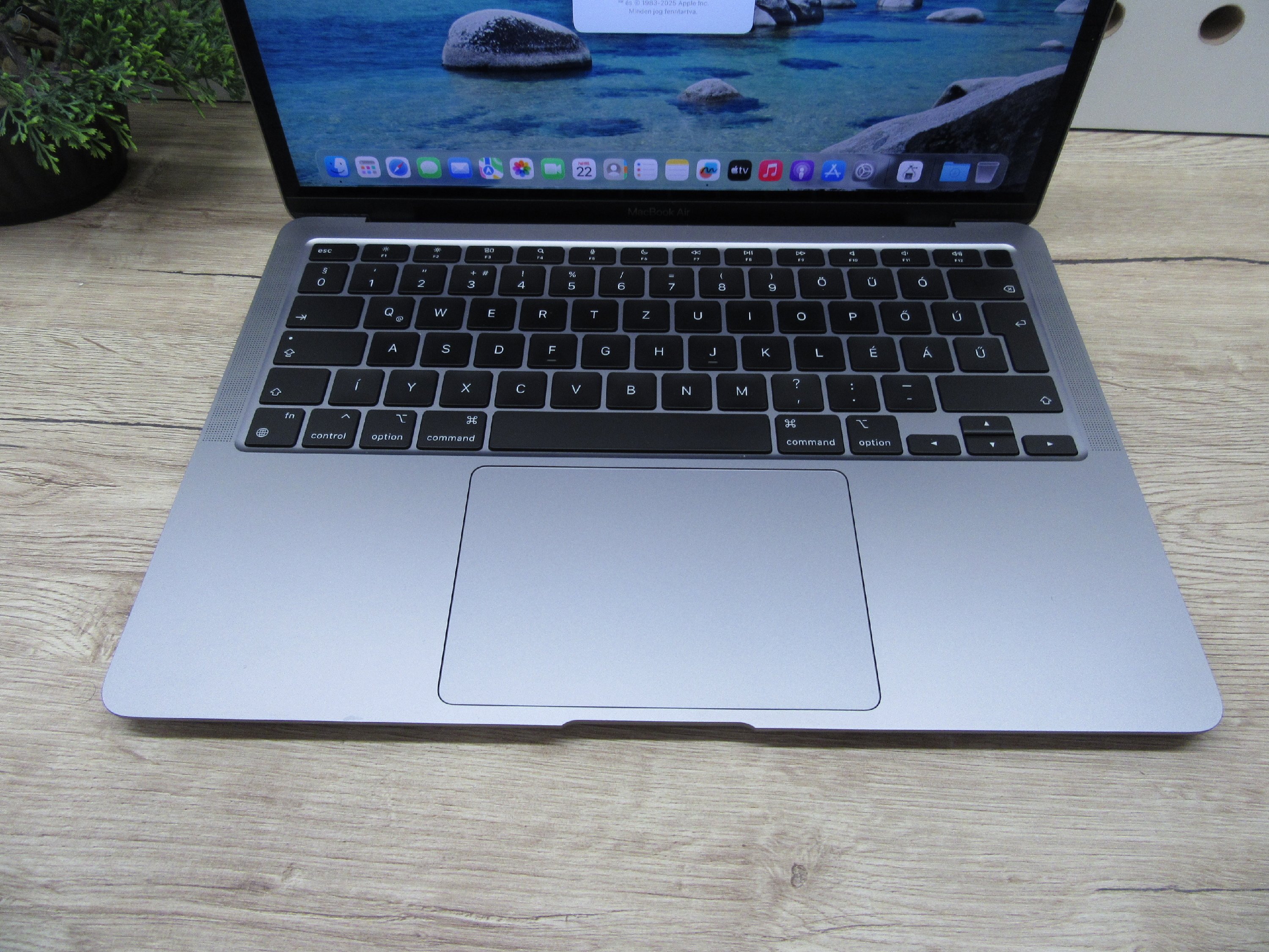 Apple MacBook Air 13” (2020, M1) – Csendes M1-teljesítmény, Retina kijelző, ~15 óra üzemidő – 8/256 – Használt, szép – 96% akku (38 ciklus) – Garancia 3 hónap
