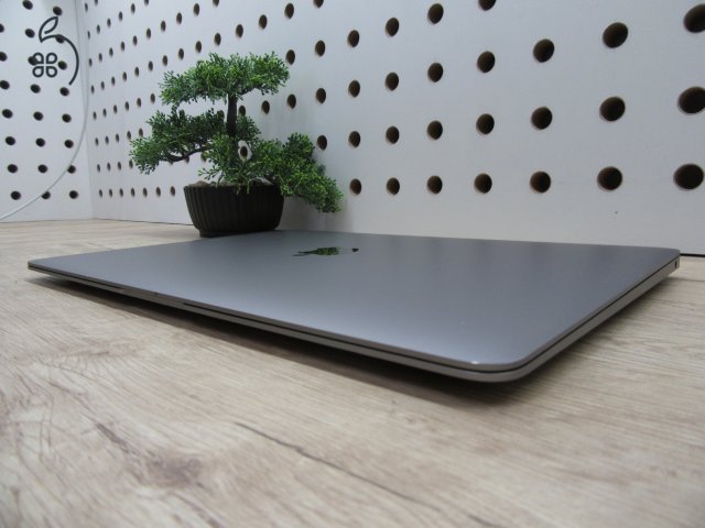 Apple MacBook Air 13” (2020, M1) – Csendes M1-teljesítmény, Retina kijelző, ~15 óra üzemidő – 8/256 – Használt, szép – 96% akku (38 ciklus) – Garancia 3 hónap
