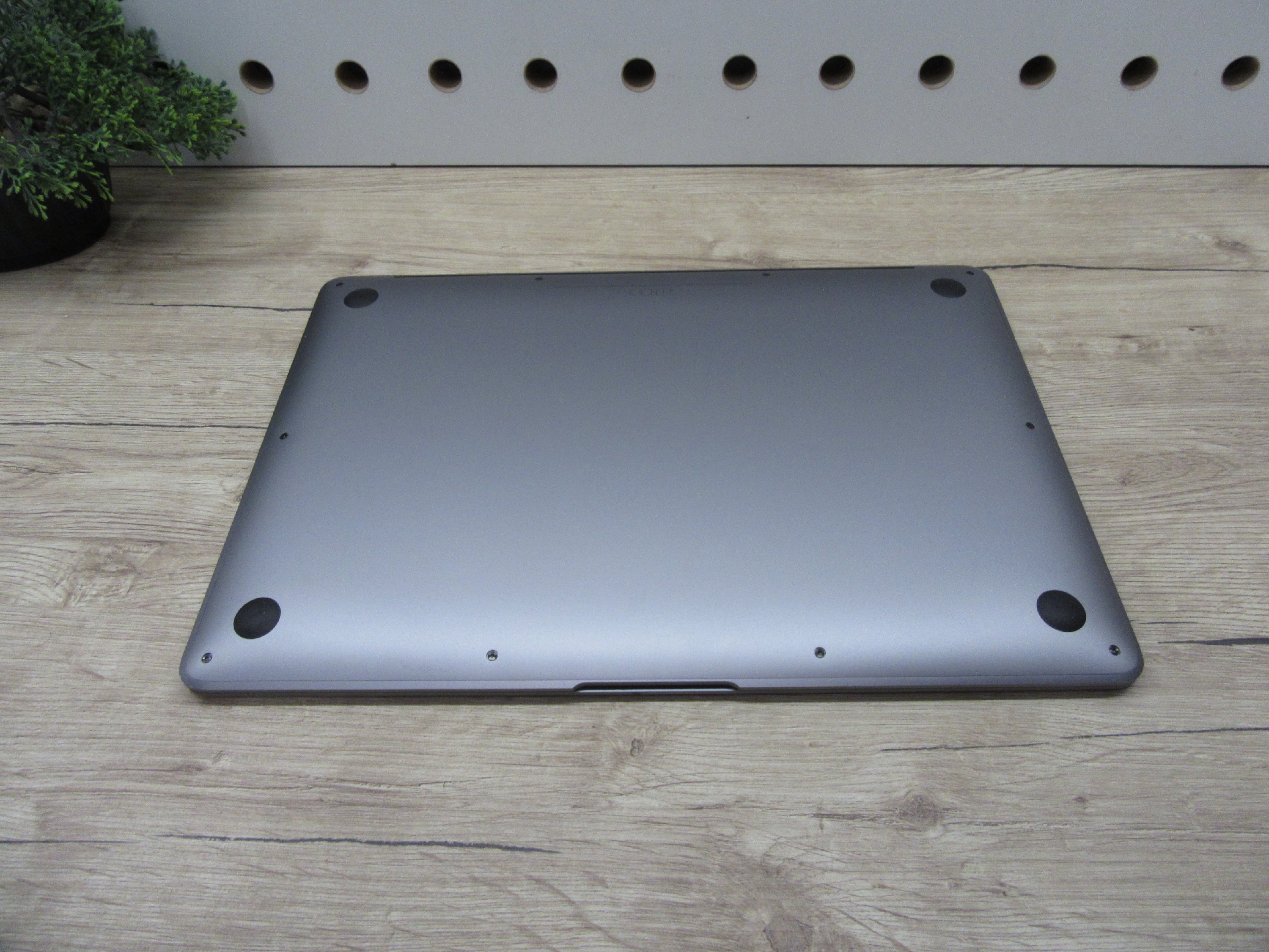 Apple MacBook Air 13” (2020, M1) – Csendes M1-teljesítmény, Retina kijelző, ~15 óra üzemidő – 8/256 – Használt, szép – 96% akku (38 ciklus) – Garancia 3 hónap
