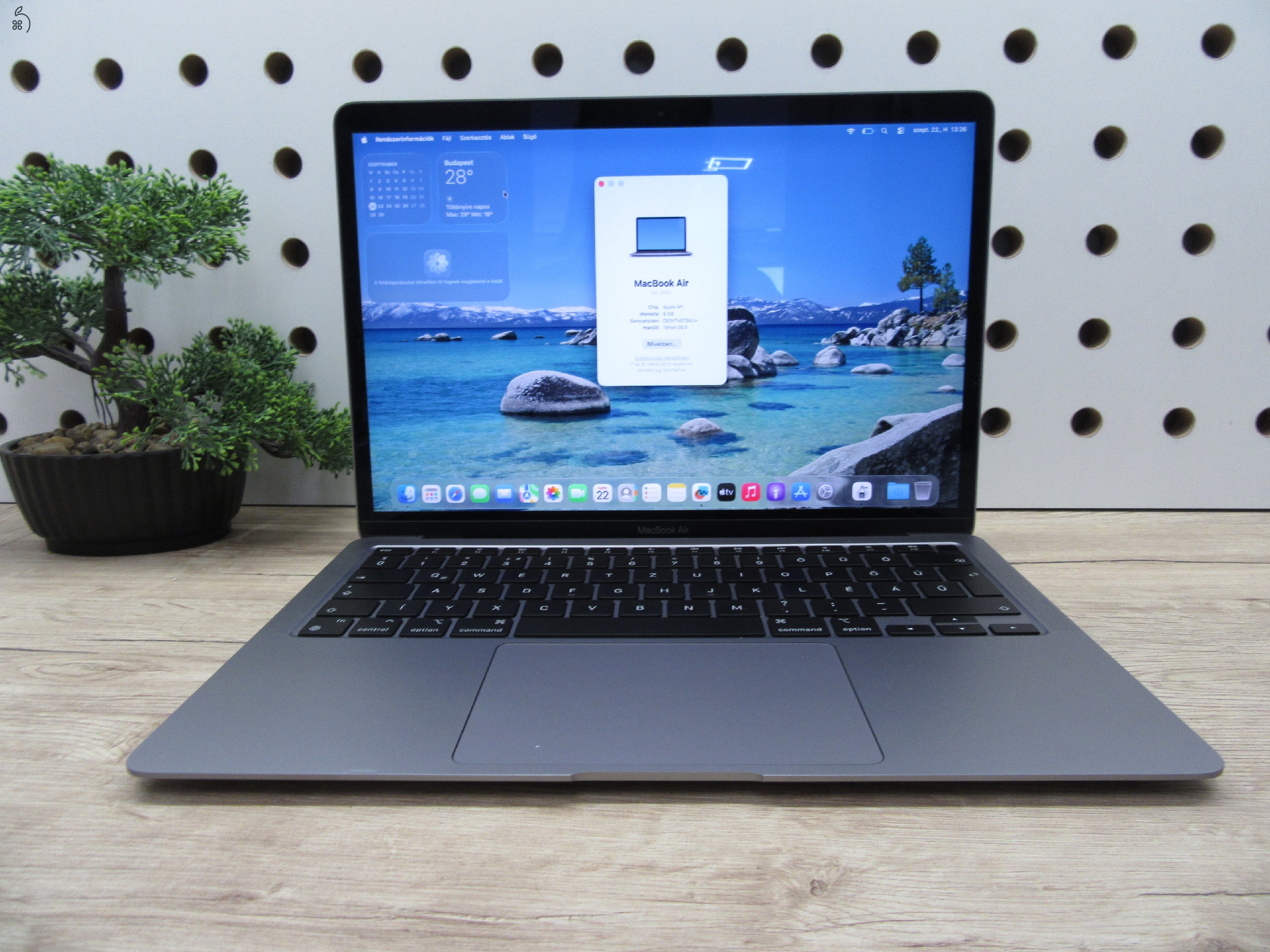 Apple MacBook Air 13” (2020, M1) – Csendes M1-teljesítmény, Retina kijelző, ~15 óra üzemidő – 8/256 – Használt, szép – 96% akku (38 ciklus) – Garancia 3 hónap