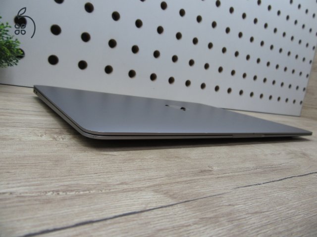 Apple MacBook Air 13” (2020, M1) – Csendes M1-teljesítmény, Retina kijelző, ~15 óra üzemidő – 8/256 – Használt, szép – 96% akku (38 ciklus) – Garancia 3 hónap