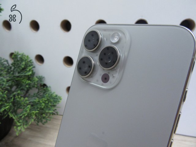 Apple iPhone 15 Pro Max – Natural Titanium – Titán váz, 6,7” ProMotion, 5× optikai zoom – 256 GB – Használt, karcmentes – 97% akku (189 ciklus) – Garancia 3 hónap