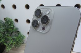 Apple iPhone 15 Pro Max – Natural Titanium – Titán váz, 6,7” ProMotion, 5× optikai zoom – 256 GB – Használt, karcmentes – 97% akku (189 ciklus) – Garancia 3 hónap