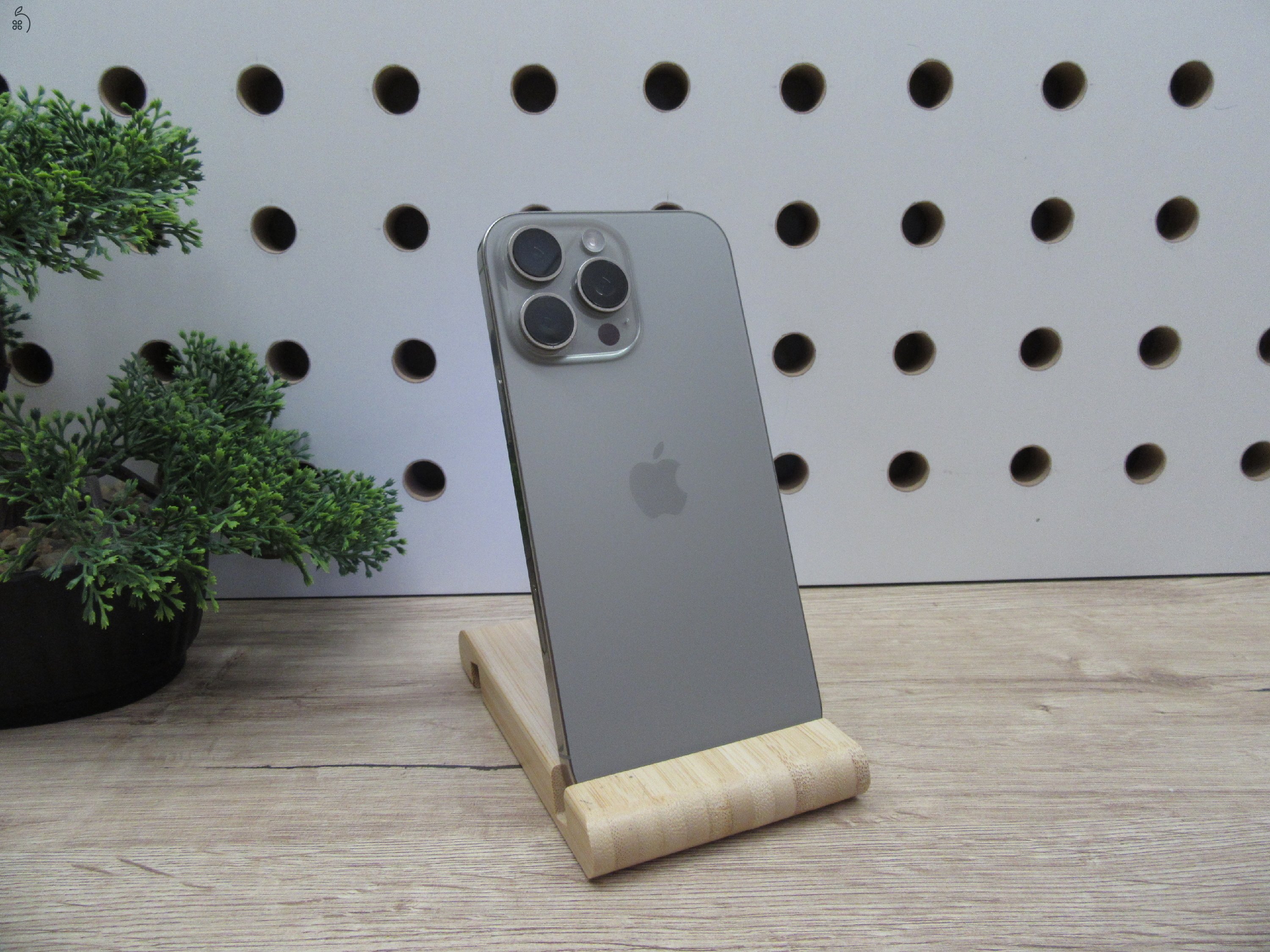 Apple iPhone 15 Pro Max – Natural Titanium – Titán váz, 6,7” ProMotion, 5× optikai zoom – 256 GB – Használt, karcmentes – 97% akku (189 ciklus) – Garancia 3 hónap