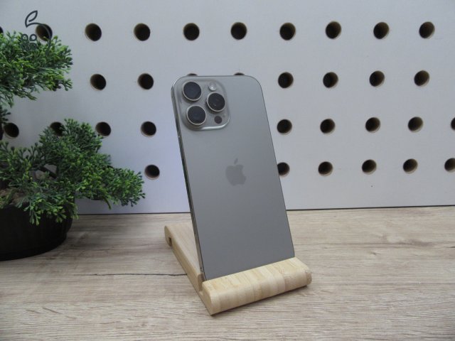 Apple iPhone 15 Pro Max – Natural Titanium – Titán váz, 6,7” ProMotion, 5× optikai zoom – 256 GB – Használt, karcmentes – 97% akku (189 ciklus) – Garancia 3 hónap