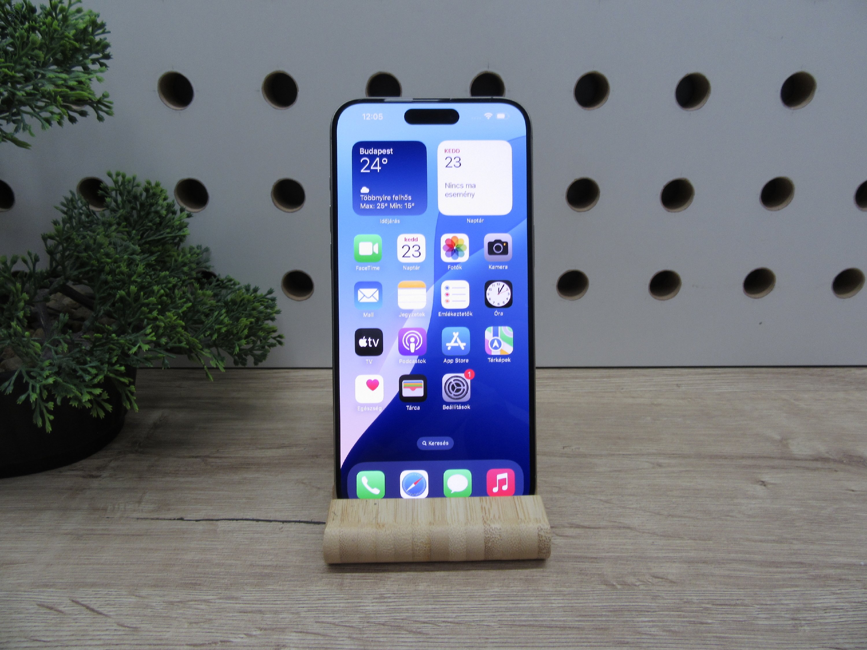 Apple iPhone 15 Pro Max – Natural Titanium – Titán dizájn, 6,7” ProMotion, 5× tele – 256 GB – Használt, karcmentes – 97% akku (196 ciklus) – Garancia 3 hónap