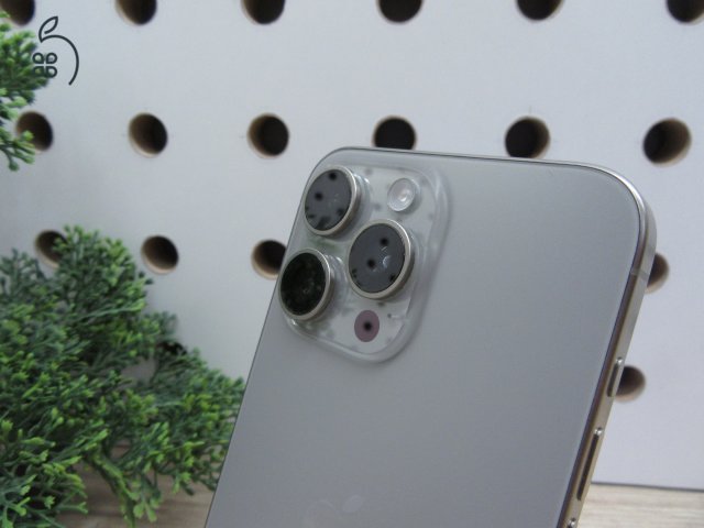 Apple iPhone 15 Pro Max – Natural Titanium – Titán dizájn, 6,7” ProMotion, 5× tele – 256 GB – Használt, karcmentes – 97% akku (196 ciklus) – Garancia 3 hónap