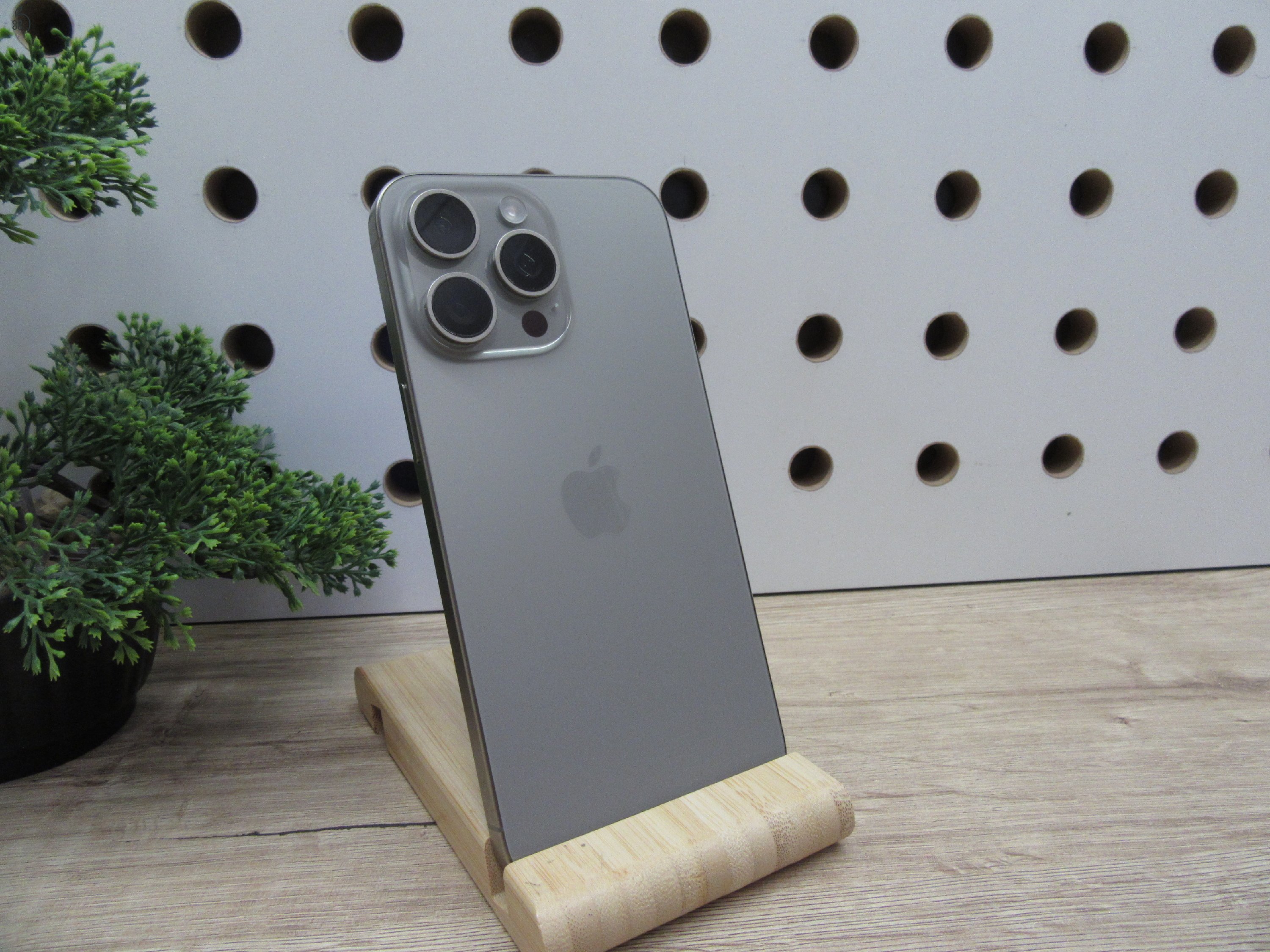 Apple iPhone 15 Pro Max – Natural Titanium – Titán dizájn, 6,7” ProMotion, 5× tele – 256 GB – Használt, karcmentes – 97% akku (196 ciklus) – Garancia 3 hónap