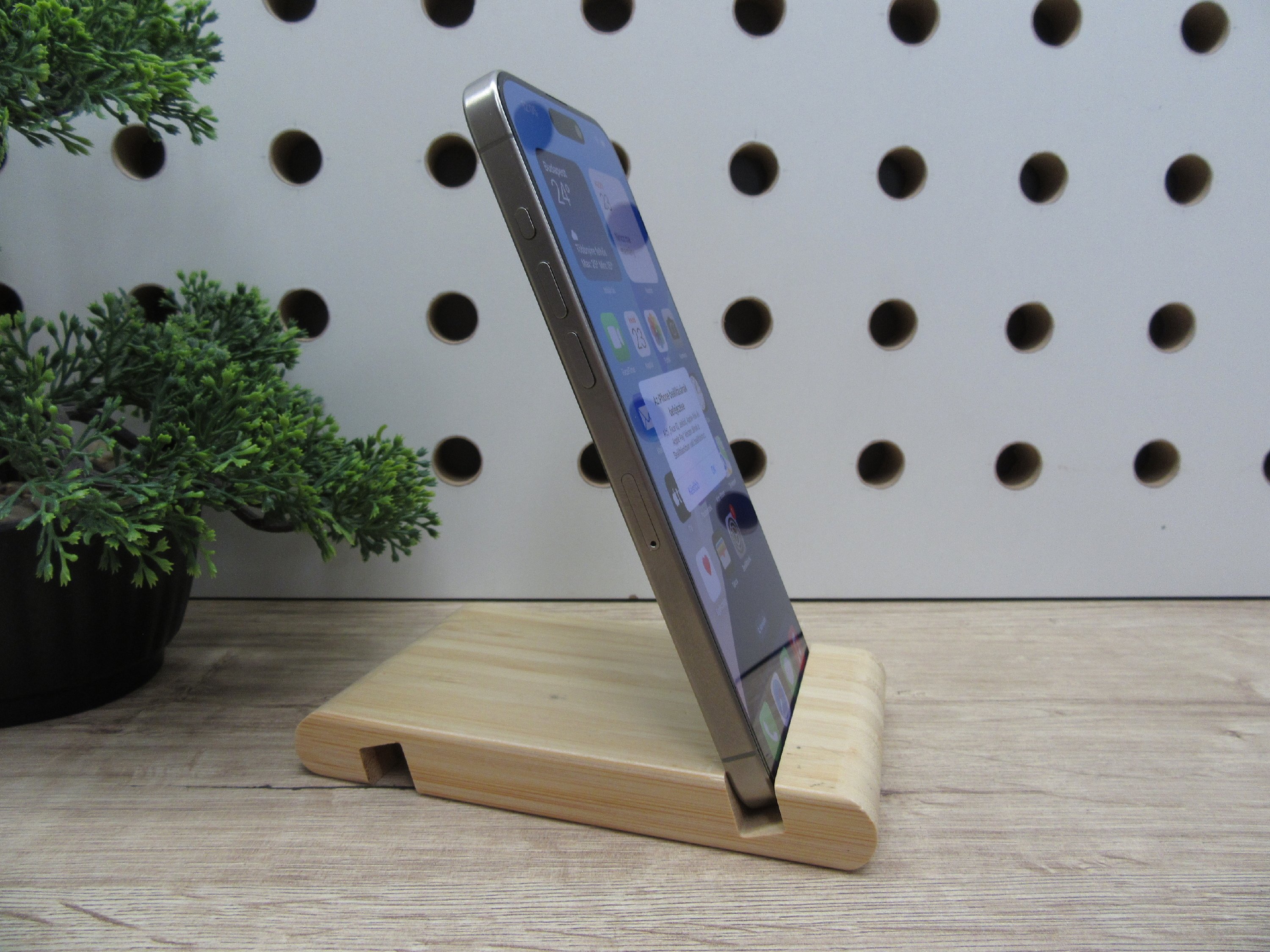 Apple iPhone 15 Pro Max – Natural Titanium – Titán dizájn, 6,7” ProMotion, 5× tele – 256 GB – Használt, karcmentes – 97% akku (196 ciklus) – Garancia 3 hónap
