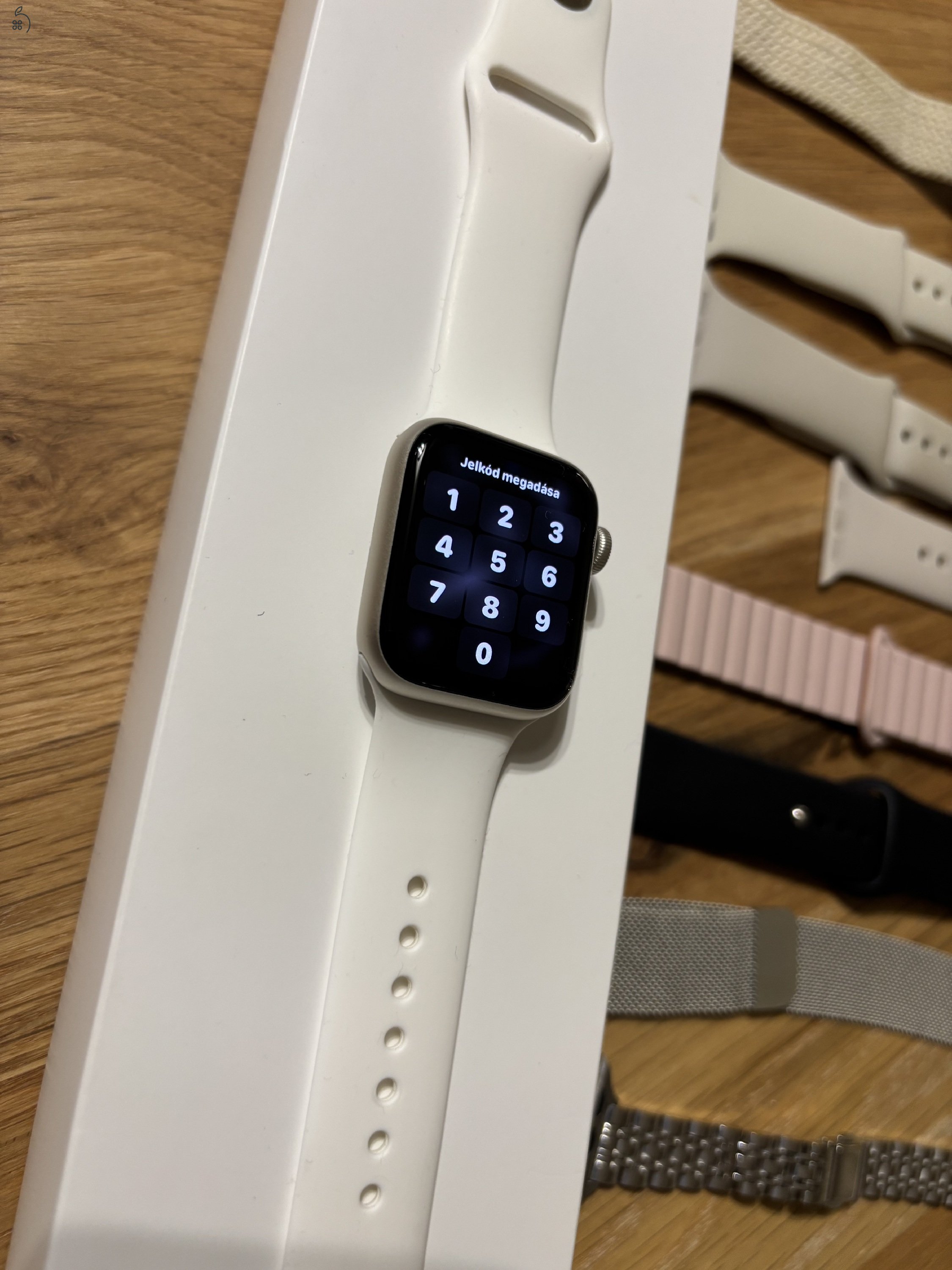 Apple Watch SE2 GPS 40mm Starlight Aluminium Case with Starlight Sport Band - Regular