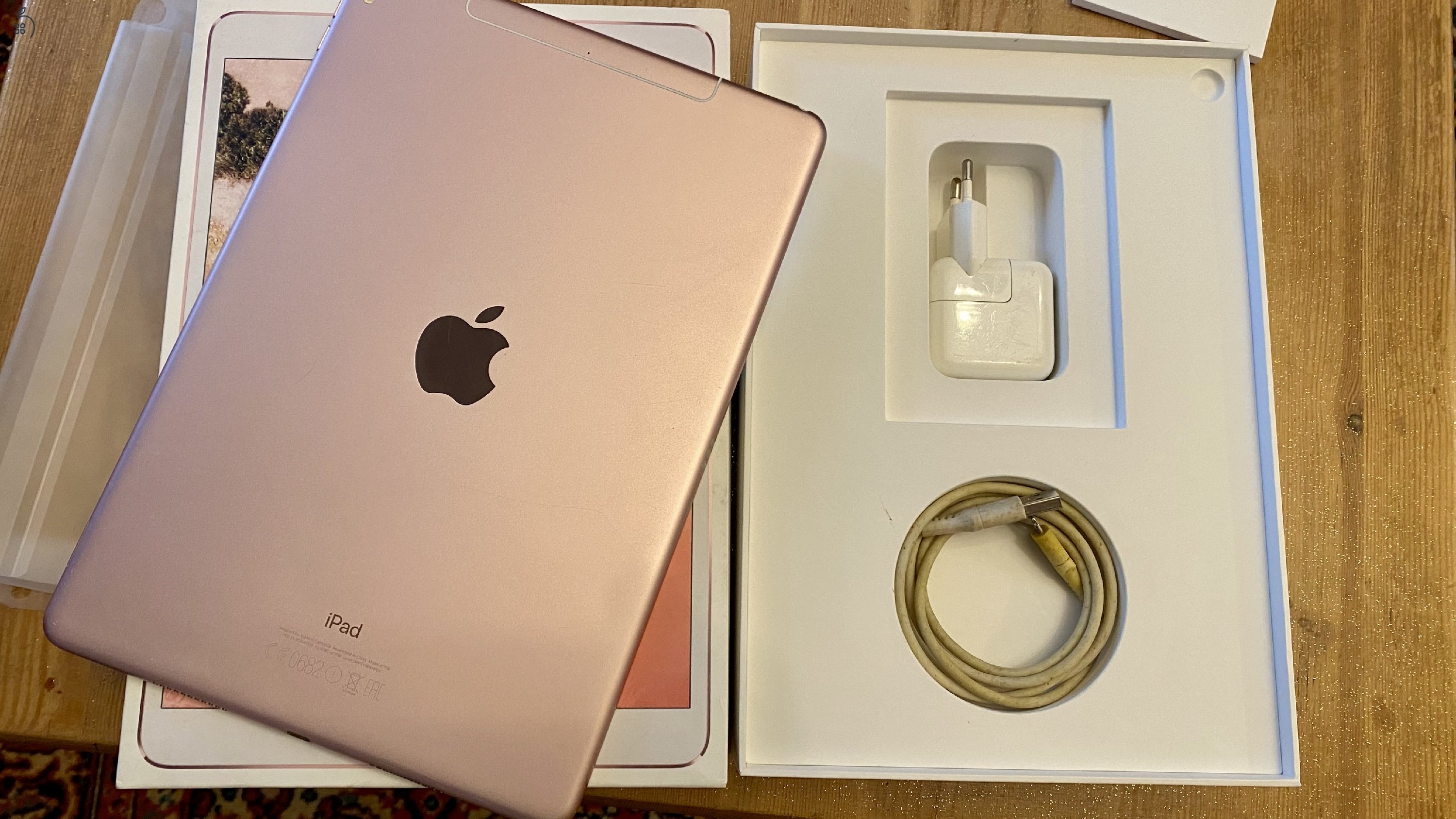 iPad Pro 10.5'' Wi-Fi + Cellular, 256 Gb, rózsaszín + doboz, töltő, USB kábel
