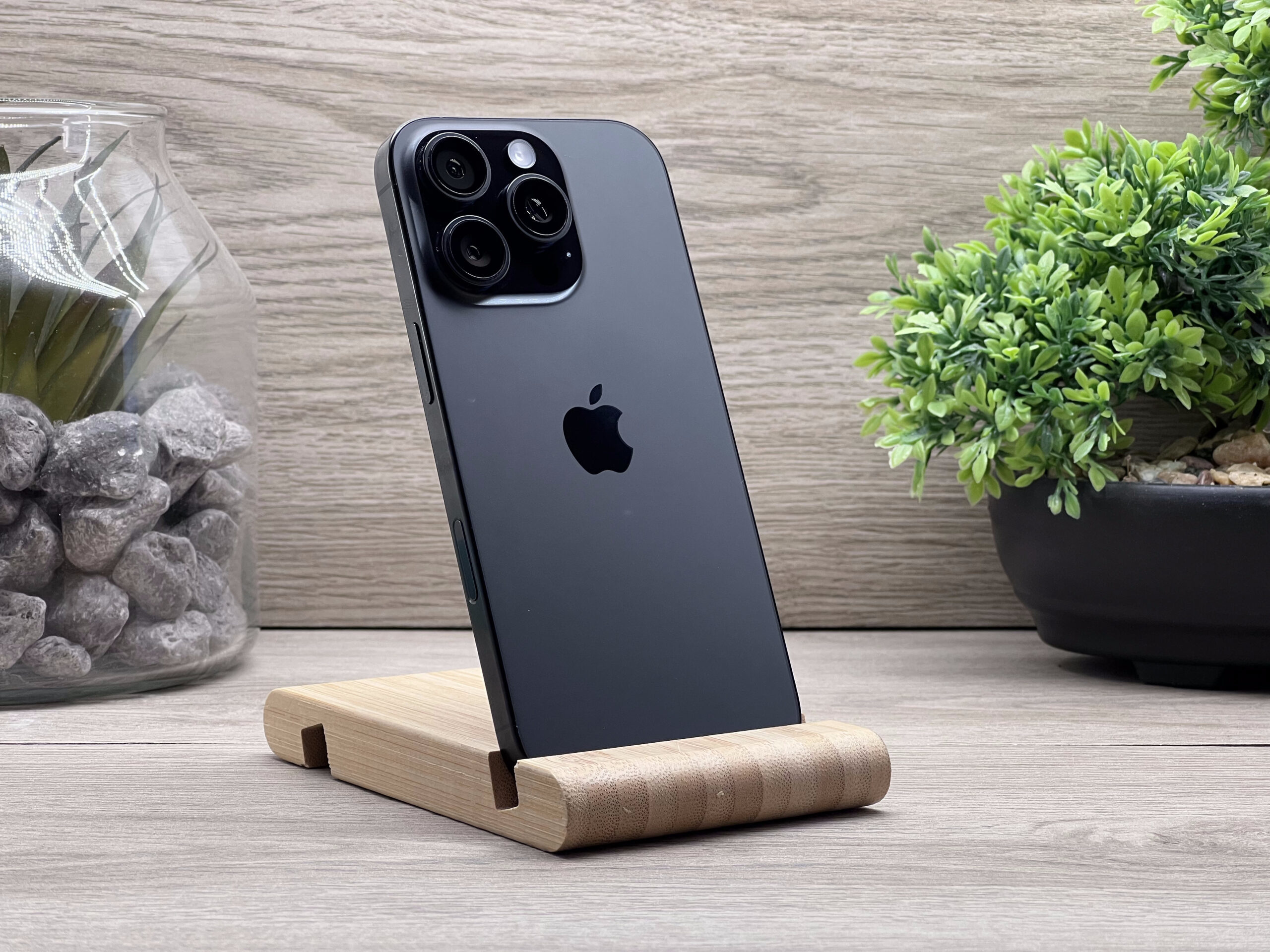 Hibátlan iPhone 16 Pro Black Titanium 128GB 2 ÉV Garanciával Számlával 100% Akksi