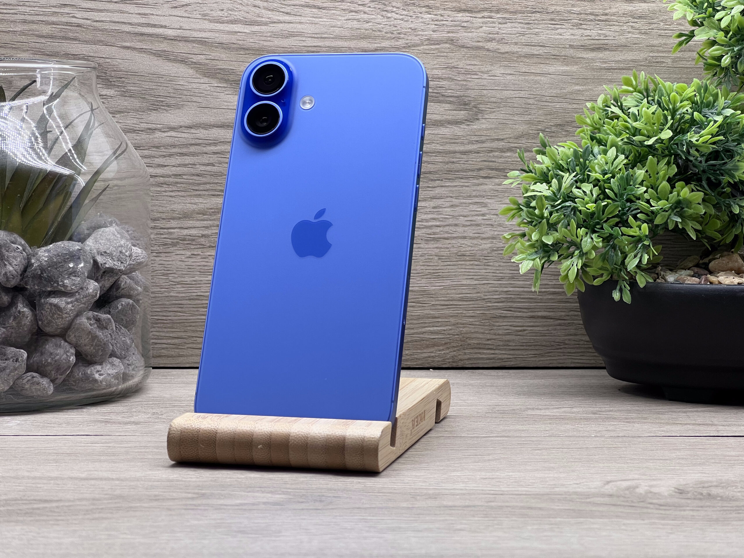 Hibátlan iPhone 16 Plus Ultramarine 128GB 2 ÉV Garanciával Számlával 96% Akksi