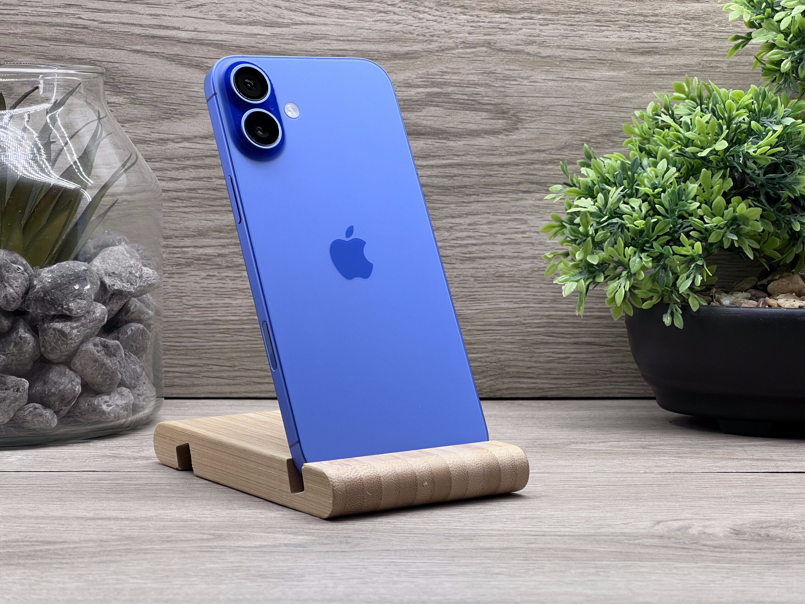 Hibátlan iPhone 16 Plus Ultramarine 128GB 2 ÉV Garanciával Számlával 96% Akksi