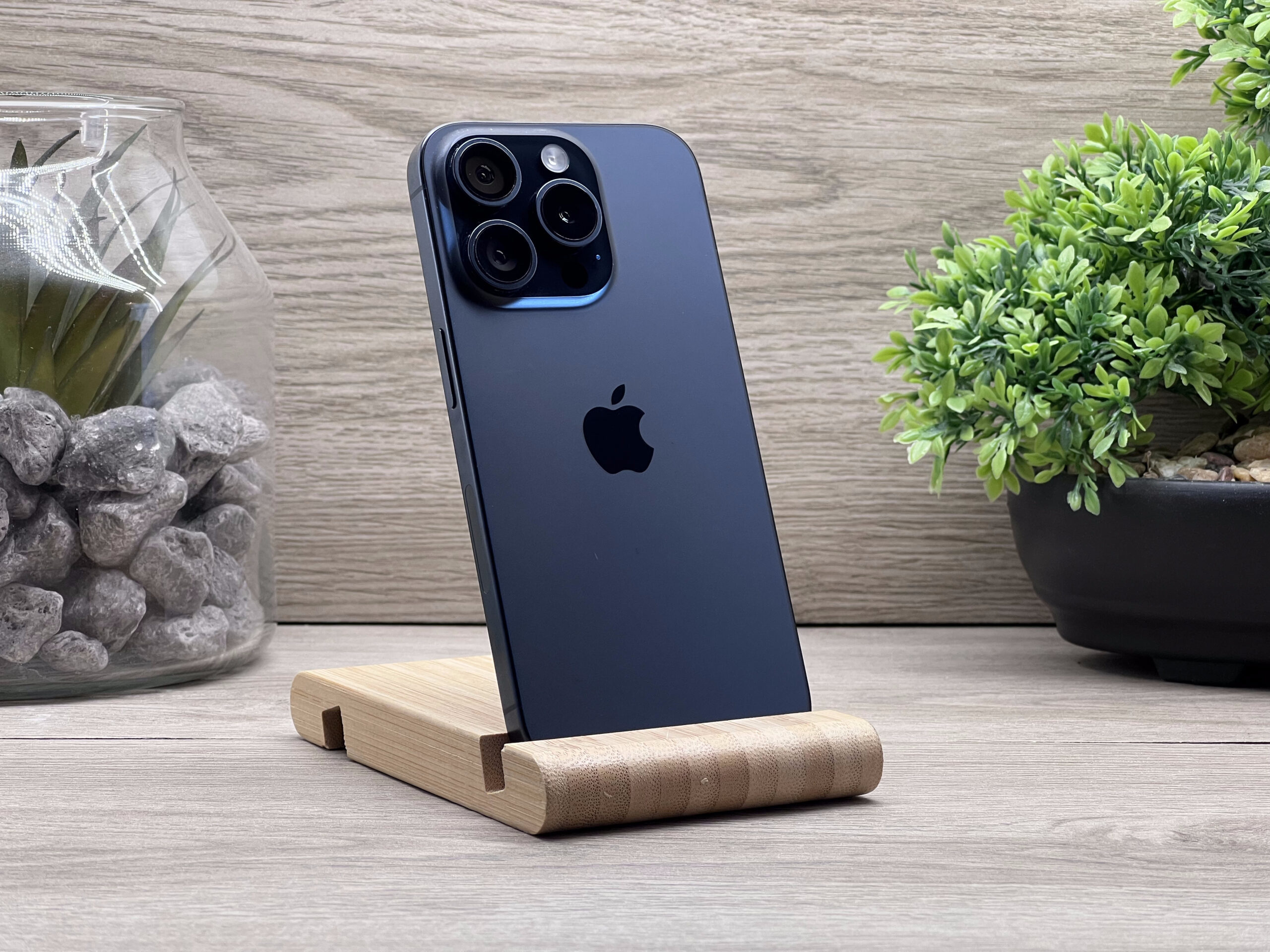 Hibátlan iPhone 15 Pro Black Titanium 128GB E-Sim 2 ÉV Garanciával Számlával 95% Akksi