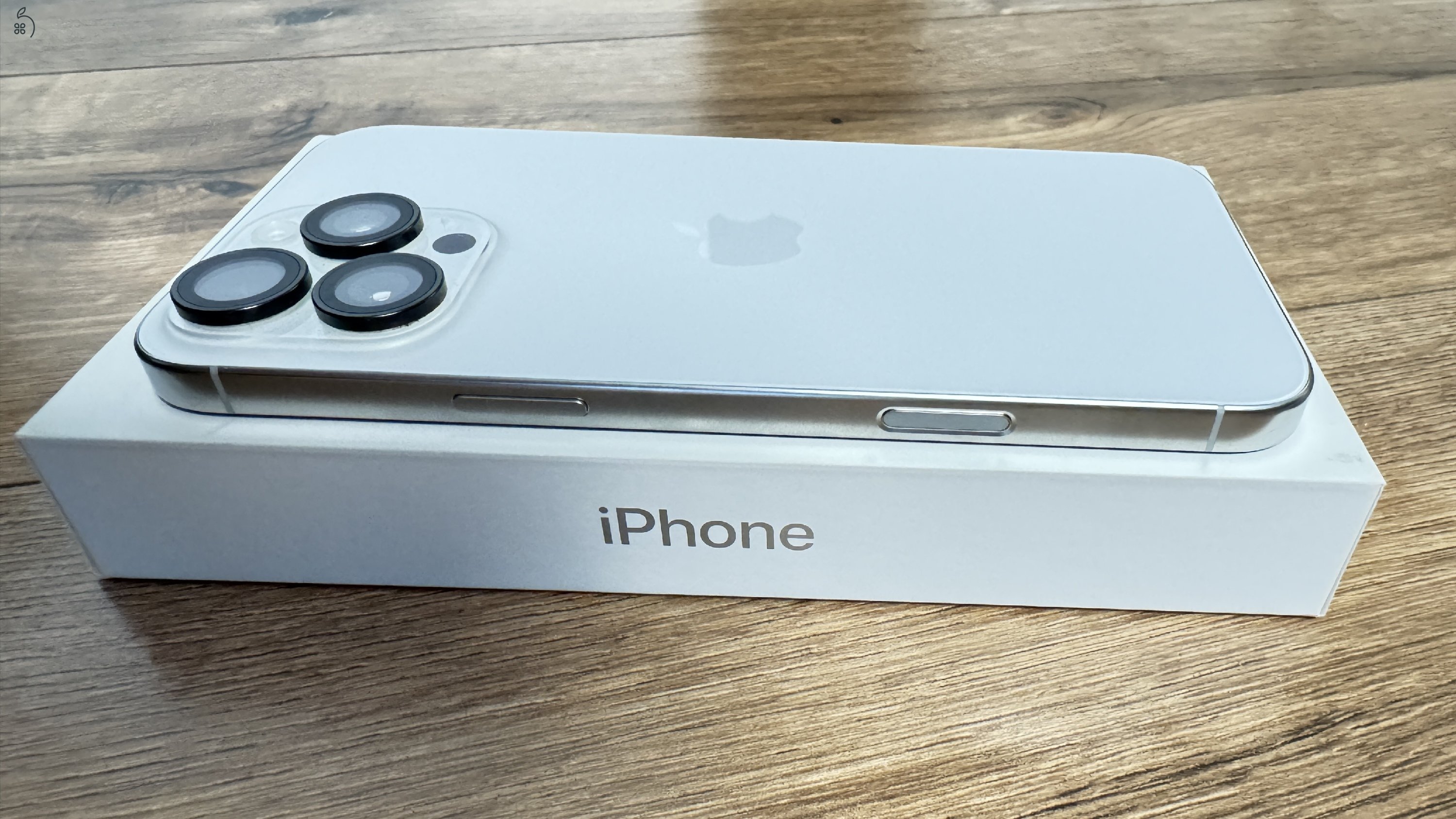 iPhone 16 Pro Max – 512 GB – White Titanium – 100% Akku – Kártyafüggetlen – Hibátlan + 3 MagSafe tok