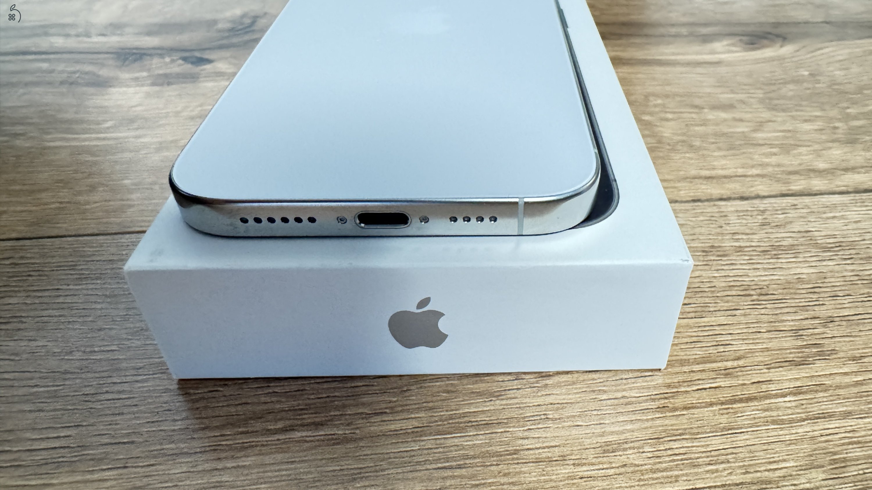 iPhone 16 Pro Max – 512 GB – White Titanium – 100% Akku – Kártyafüggetlen – Hibátlan + 3 MagSafe tok