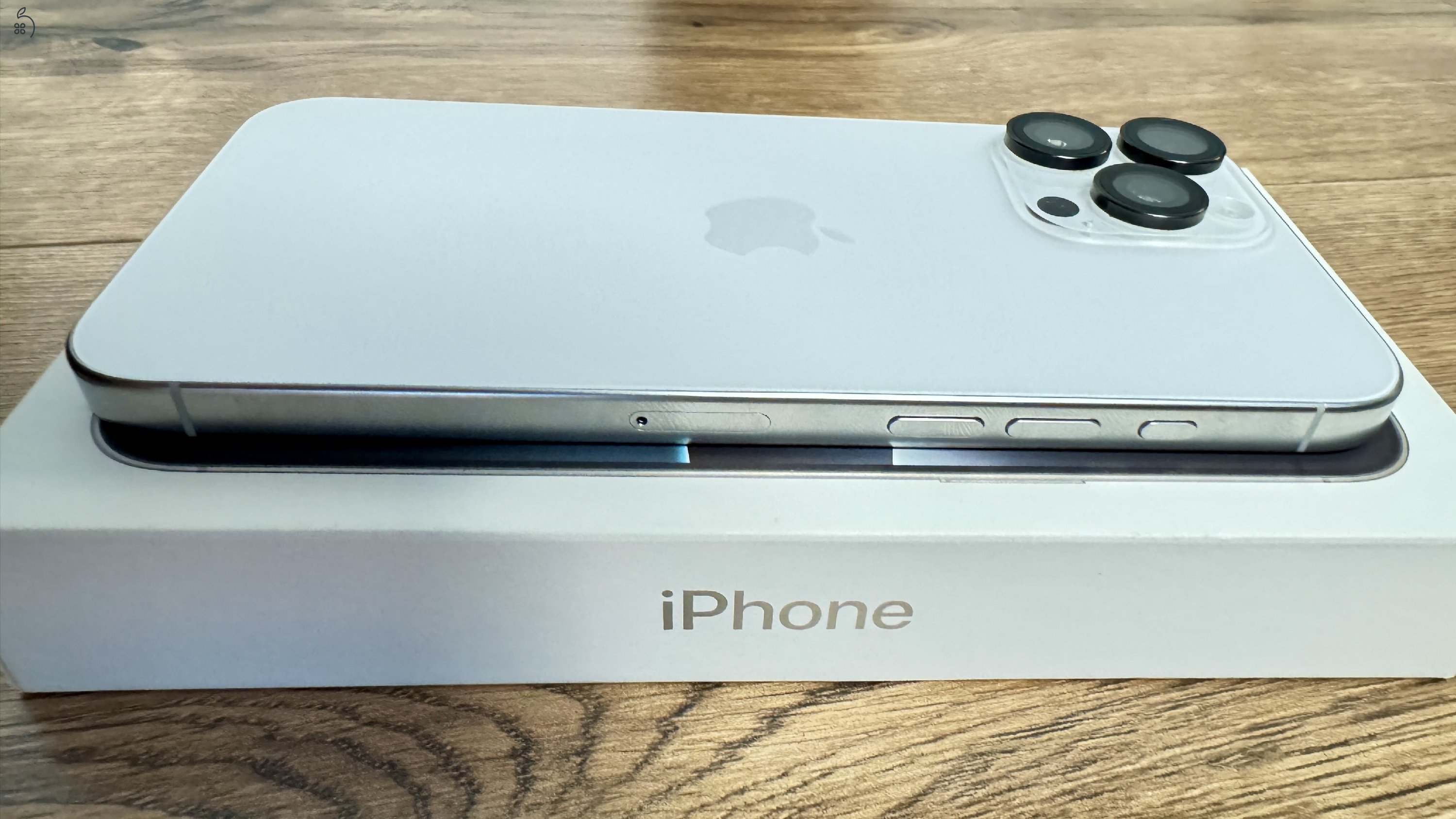 iPhone 16 Pro Max – 512 GB – White Titanium – 100% Akku – Kártyafüggetlen – Hibátlan + 3 MagSafe tok