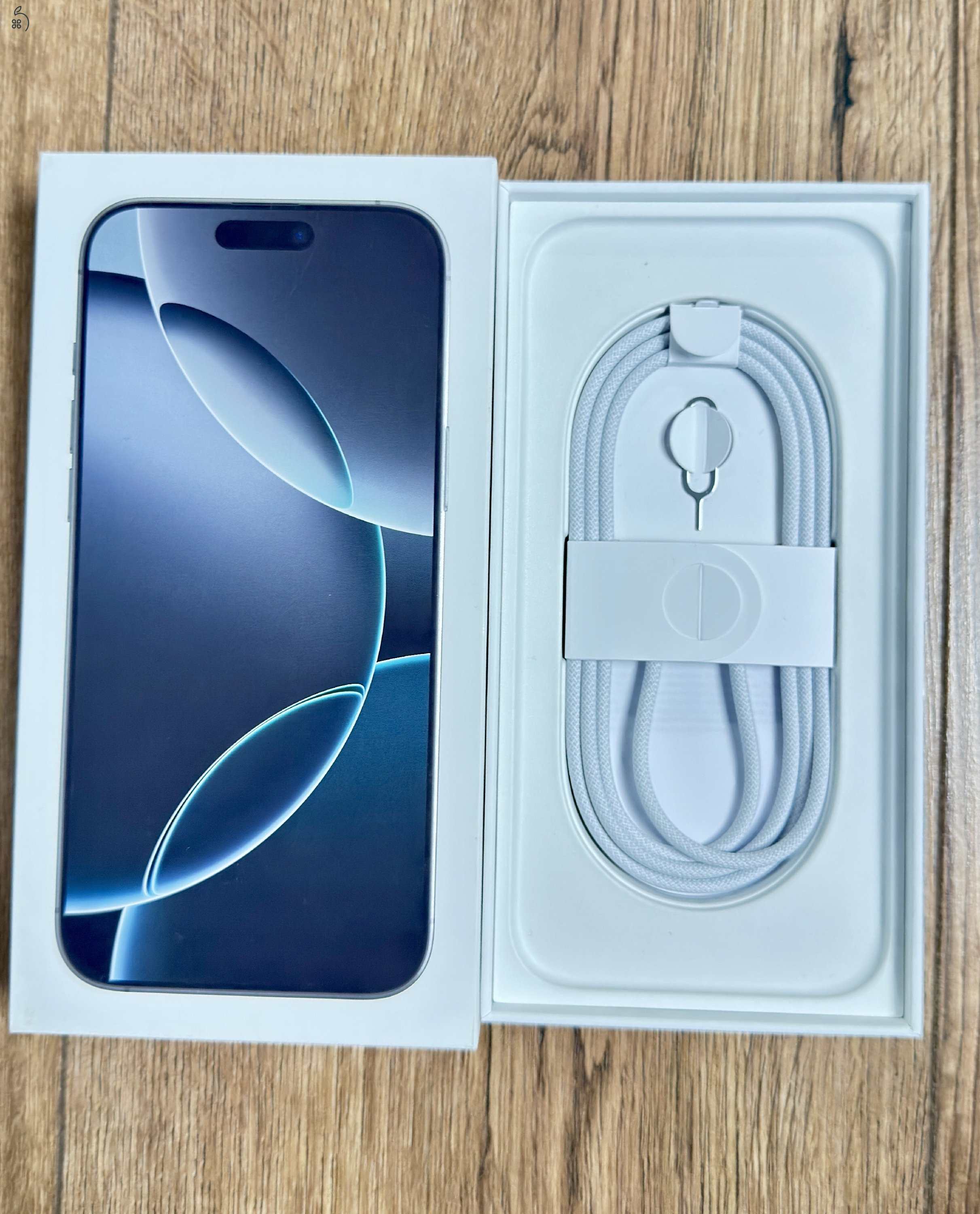 iPhone 16 Pro Max – 512 GB – White Titanium – 100% Akku – Kártyafüggetlen – Hibátlan + 3 MagSafe tok