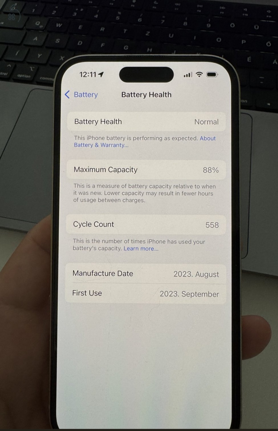 Hibátlan sárga iPhone 15