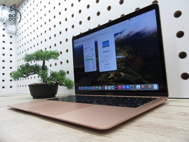 Apple MacBook Air 13” (2018, Retina) – Pehelykönnyű, megbízható mindennapokra – 8/256 – Használt, megkímélt – 82% akku (320 ciklus) – Garancia 3 hónap