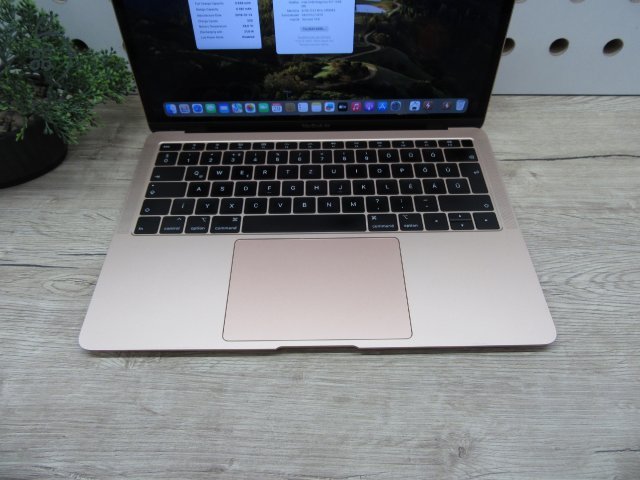 Apple MacBook Air 13” (2018, Retina) – Pehelykönnyű, megbízható mindennapokra – 8/256 – Használt, megkímélt – 82% akku (320 ciklus) – Garancia 3 hónap