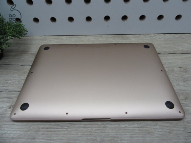 Apple MacBook Air 13” (2018, Retina) – Pehelykönnyű, megbízható mindennapokra – 8/256 – Használt, megkímélt – 82% akku (320 ciklus) – Garancia 3 hónap