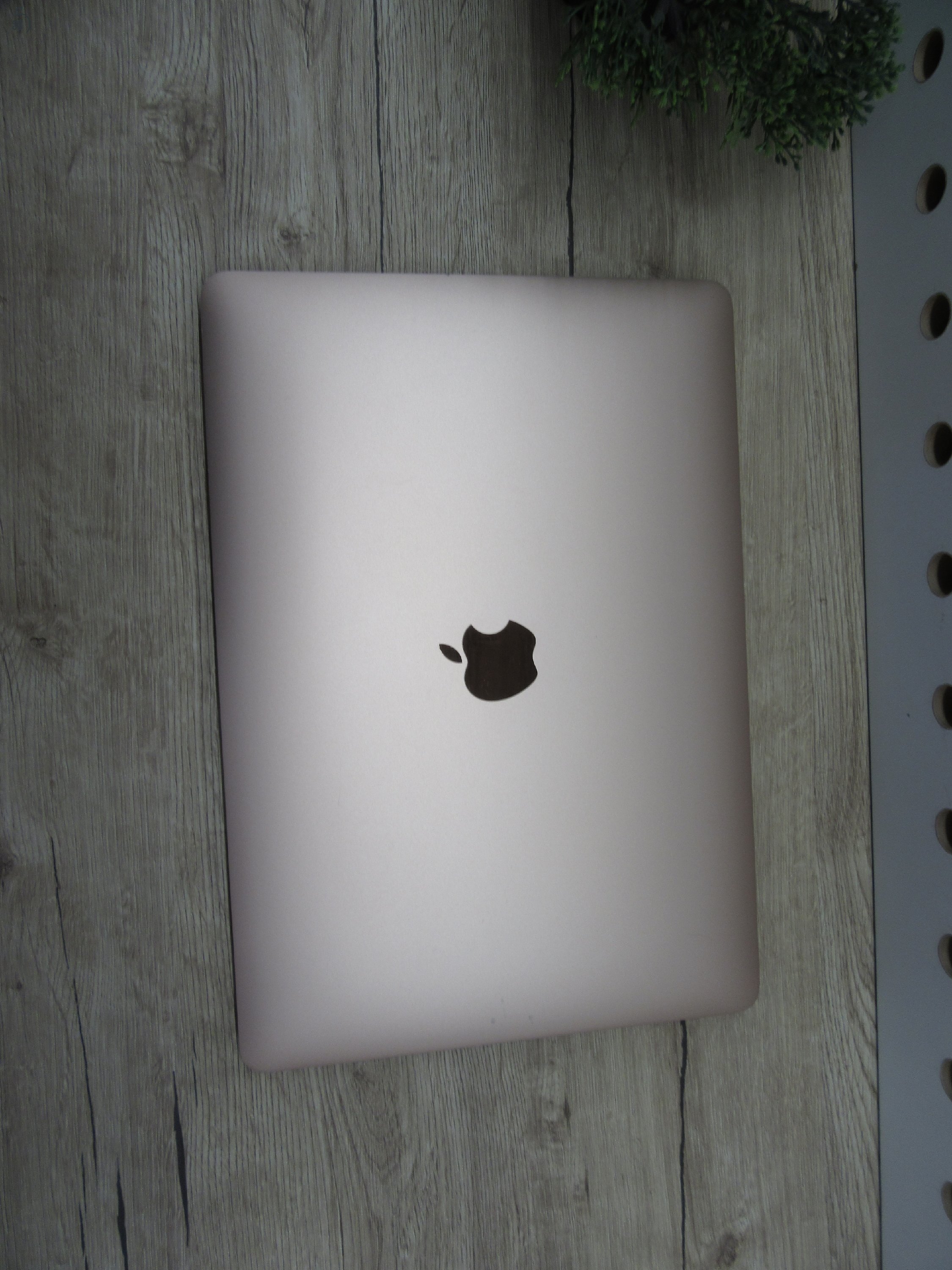 Apple MacBook Air 13” (2018, Retina) – Pehelykönnyű, megbízható mindennapokra – 8/256 – Használt, megkímélt – 82% akku (320 ciklus) – Garancia 3 hónap