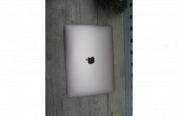 Apple MacBook Air 13” (2018, Retina) – Pehelykönnyű, megbízható mindennapokra – 8/256 – Használt, megkímélt – 82% akku (320 ciklus) – Garancia 3 hónap
