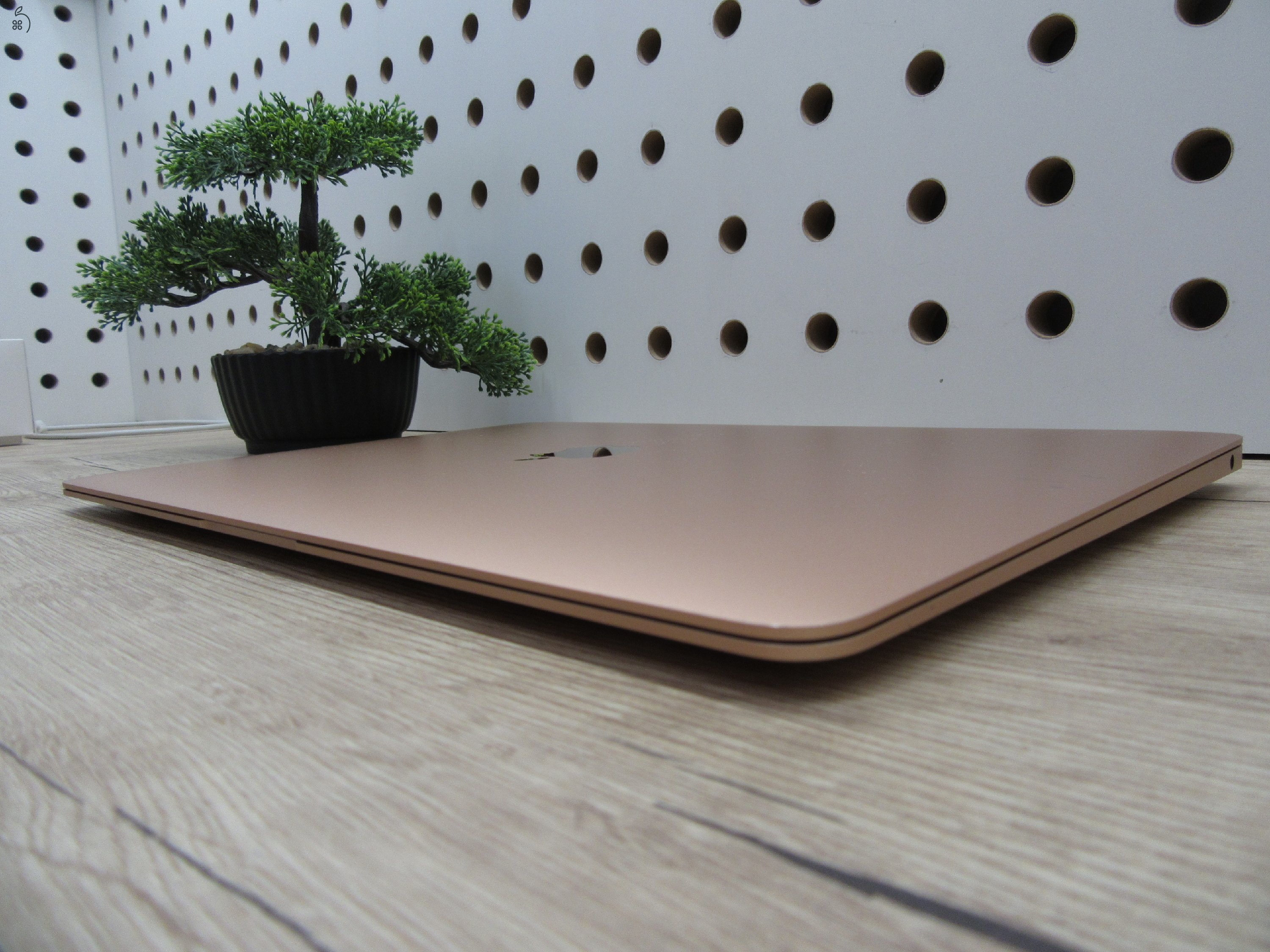 Apple MacBook Air 13” (2018, Retina) – Pehelykönnyű, megbízható mindennapokra – 8/256 – Használt, megkímélt – 82% akku (320 ciklus) – Garancia 3 hónap