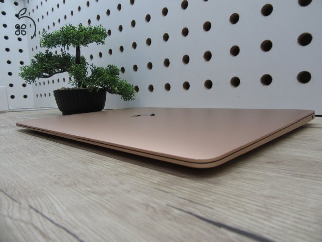 Apple MacBook Air 13” (2018, Retina) – Pehelykönnyű, megbízható mindennapokra – 8/256 – Használt, megkímélt – 82% akku (320 ciklus) – Garancia 3 hónap