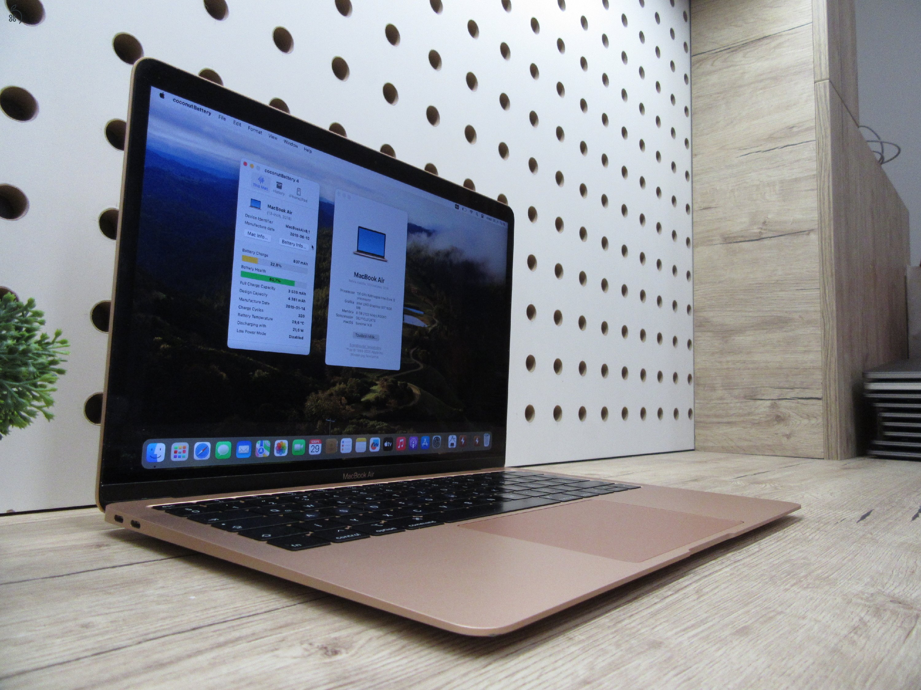 Apple MacBook Air 13” (2018, Retina) – Pehelykönnyű, megbízható mindennapokra – 8/256 – Használt, megkímélt – 82% akku (320 ciklus) – Garancia 3 hónap
