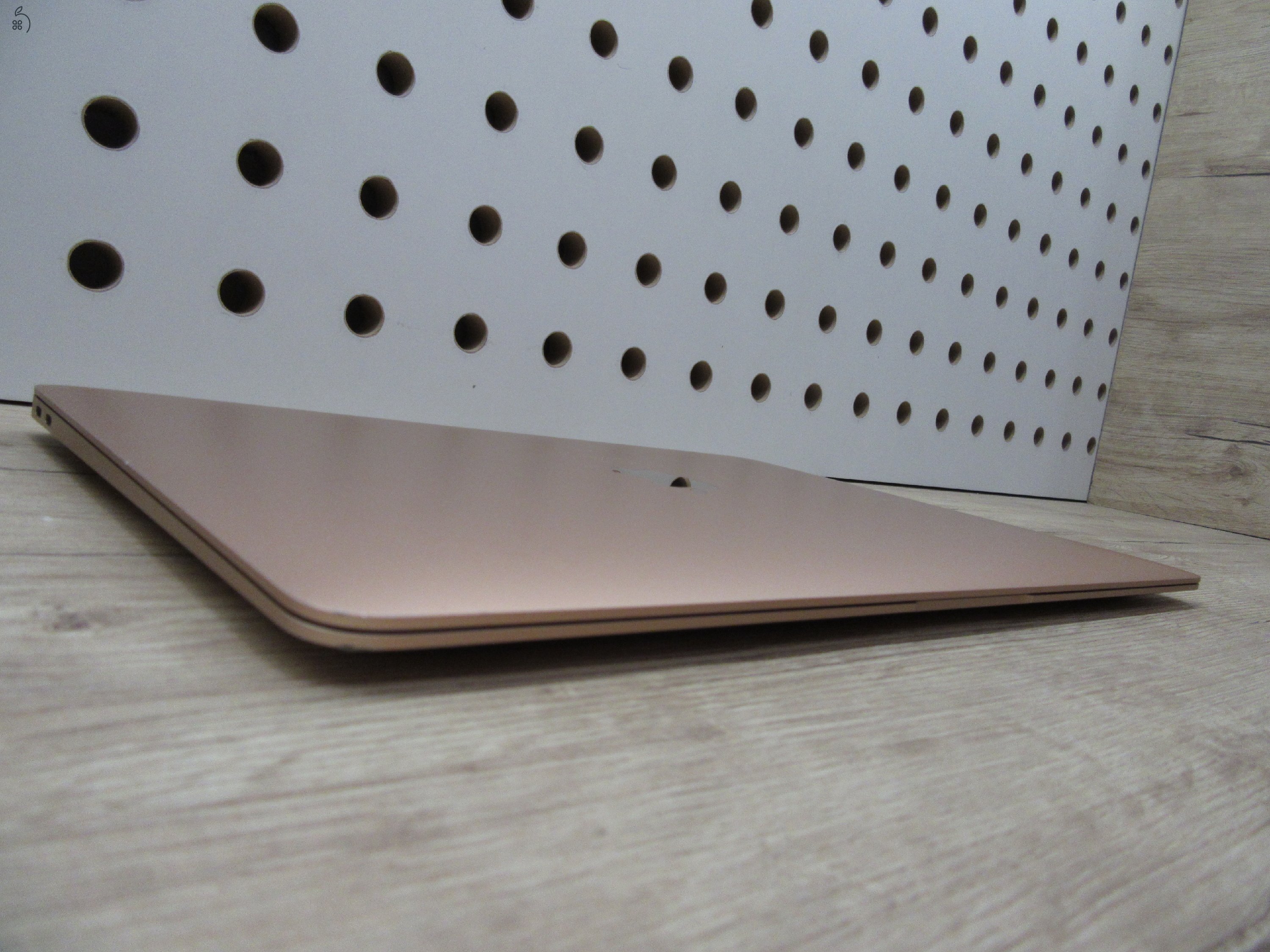 Apple MacBook Air 13” (2018, Retina) – Pehelykönnyű, megbízható mindennapokra – 8/256 – Használt, megkímélt – 82% akku (320 ciklus) – Garancia 3 hónap