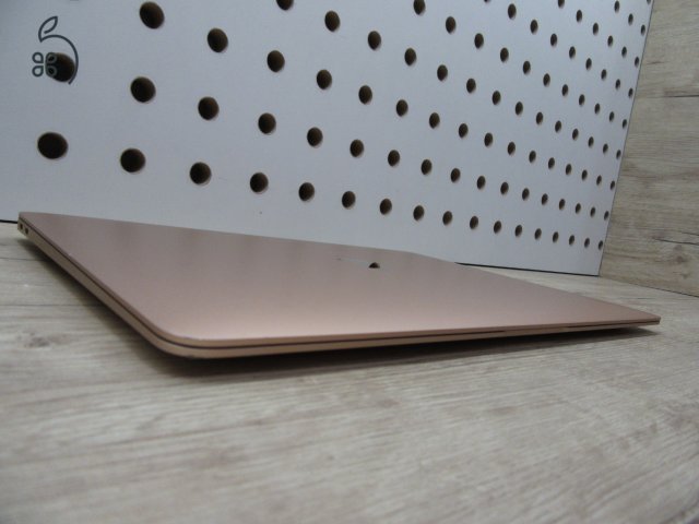 Apple MacBook Air 13” (2018, Retina) – Pehelykönnyű, megbízható mindennapokra – 8/256 – Használt, megkímélt – 82% akku (320 ciklus) – Garancia 3 hónap