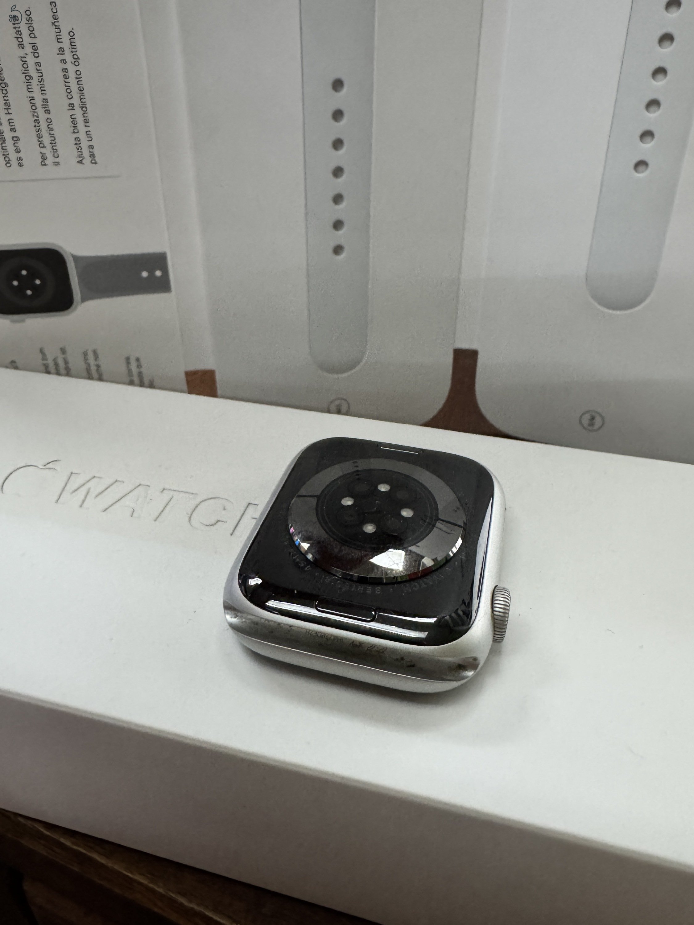 Apple Watch 8 (GPS + cellular 45 mm) Ezüst Alu Fehér