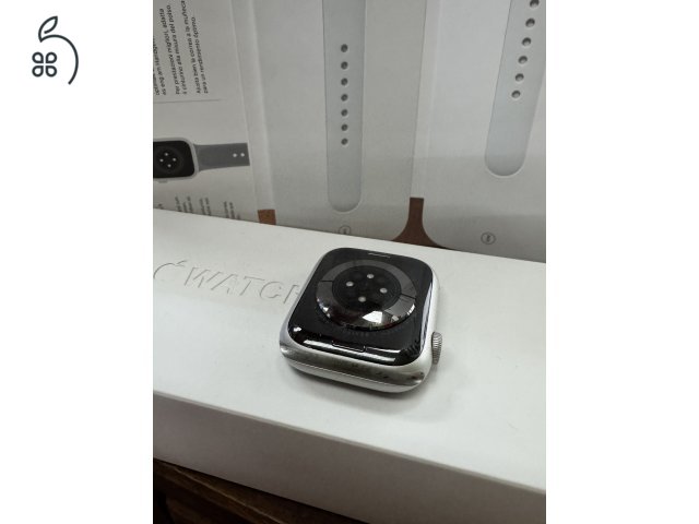 Apple Watch 8 (GPS + cellular 45 mm) Ezüst Alu Fehér