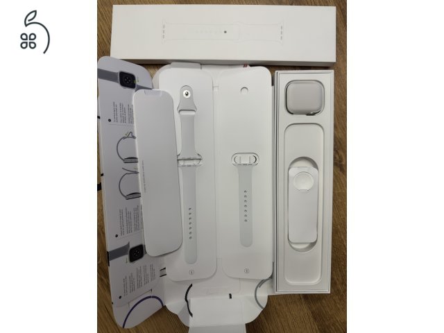 Apple Watch 8 (GPS + cellular 45 mm) Ezüst Alu Fehér