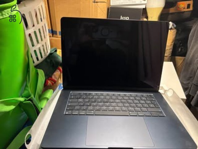 Szinte új Apple Macbook Air 15