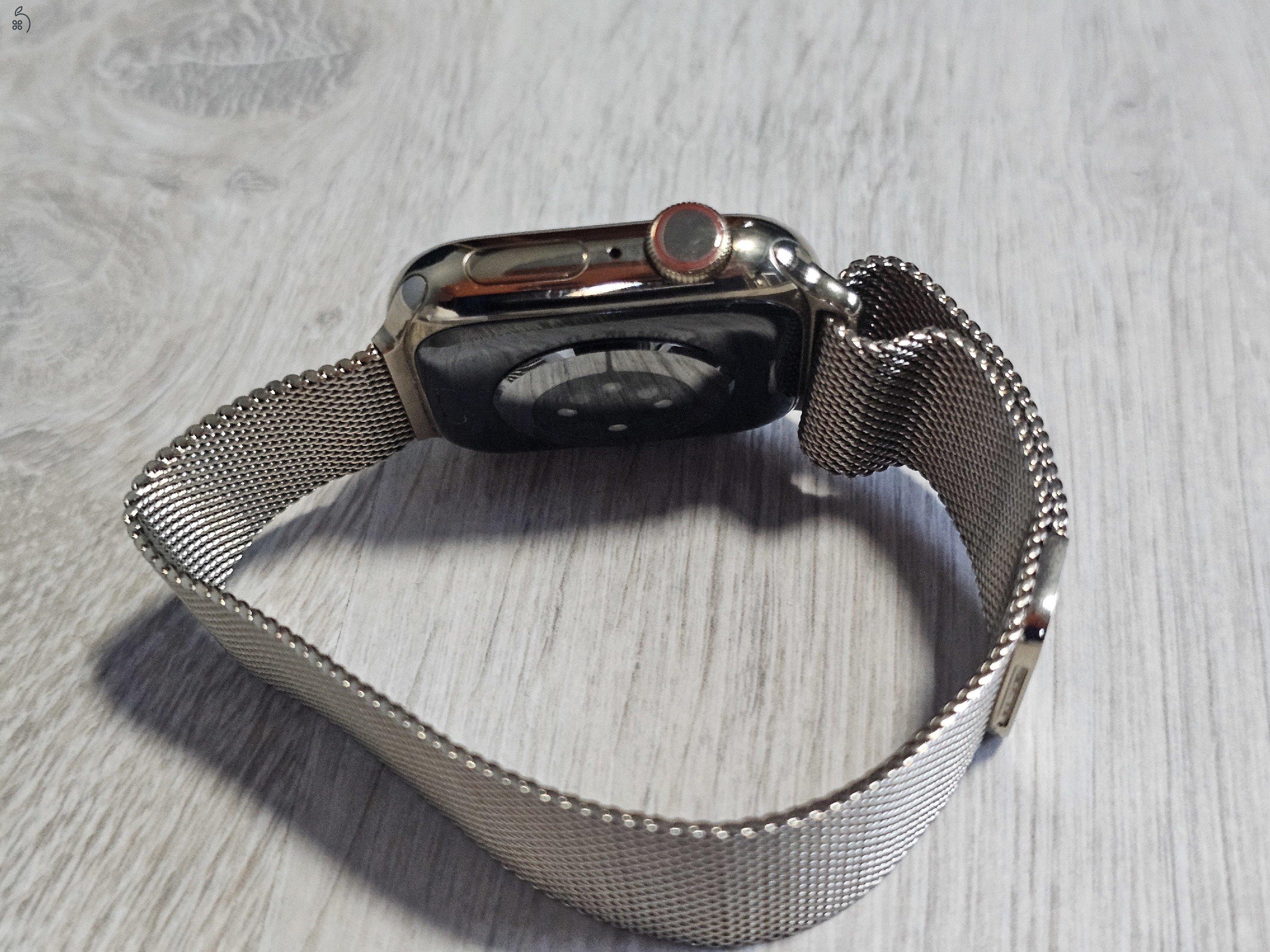 Apple Watch Series 8 – Gold Stainless Steel + Milanese Loop 