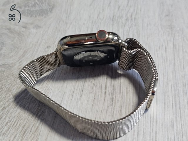 Apple Watch Series 8 – Gold Stainless Steel + Milanese Loop 