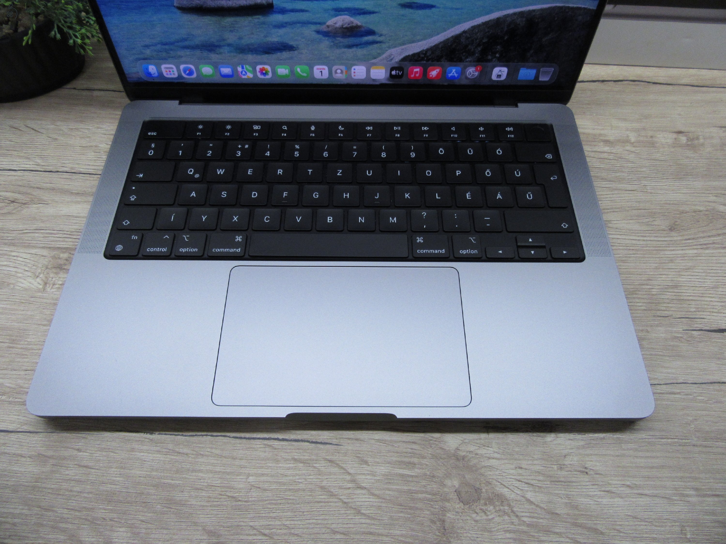 Apple MacBook Pro 14 (2023, M2 Pro) – Liquid Retina XDR, ProMotion 120 Hz – 16 GB / 500 GB – Használt, karcmentes – 97% akku (122 ciklus) – 3 hónap garancia