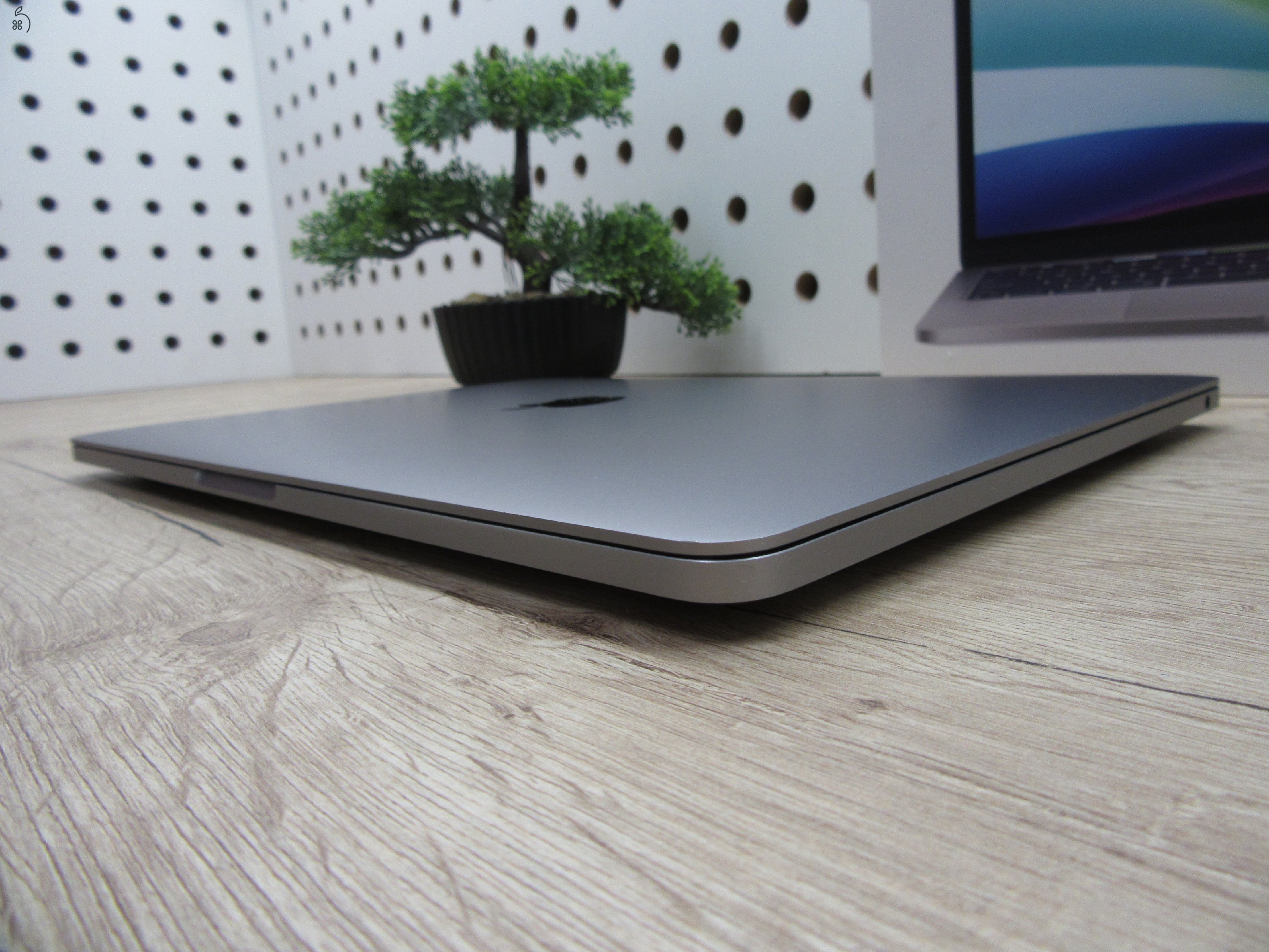 Apple MacBook Pro 13 (2020, M1) – Retina, 17 órás üzemidő, halk erő – 8 GB / 500 GB – Használt, karcmentes – 87% akku (371 ciklus) – 3 hónap garancia