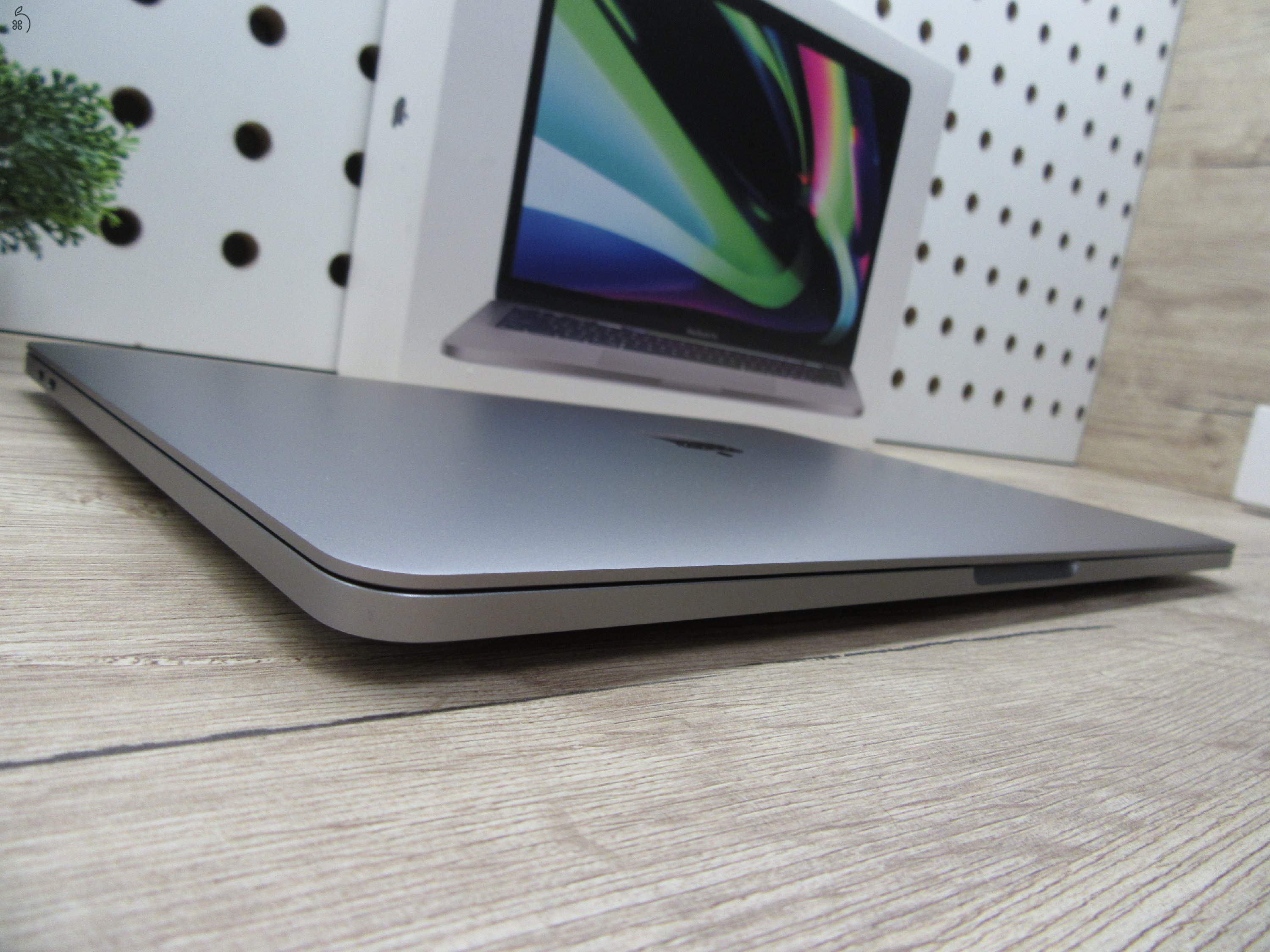 Apple MacBook Pro 13 (2020, M1) – Retina, 17 órás üzemidő, halk erő – 8 GB / 500 GB – Használt, karcmentes – 87% akku (371 ciklus) – 3 hónap garancia