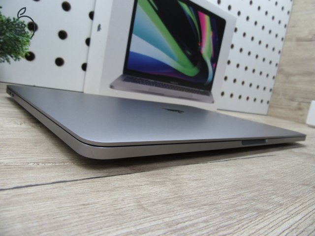 Apple MacBook Pro 13 (2020, M1) – Retina, 17 órás üzemidő, halk erő – 8 GB / 500 GB – Használt, karcmentes – 87% akku (371 ciklus) – 3 hónap garancia