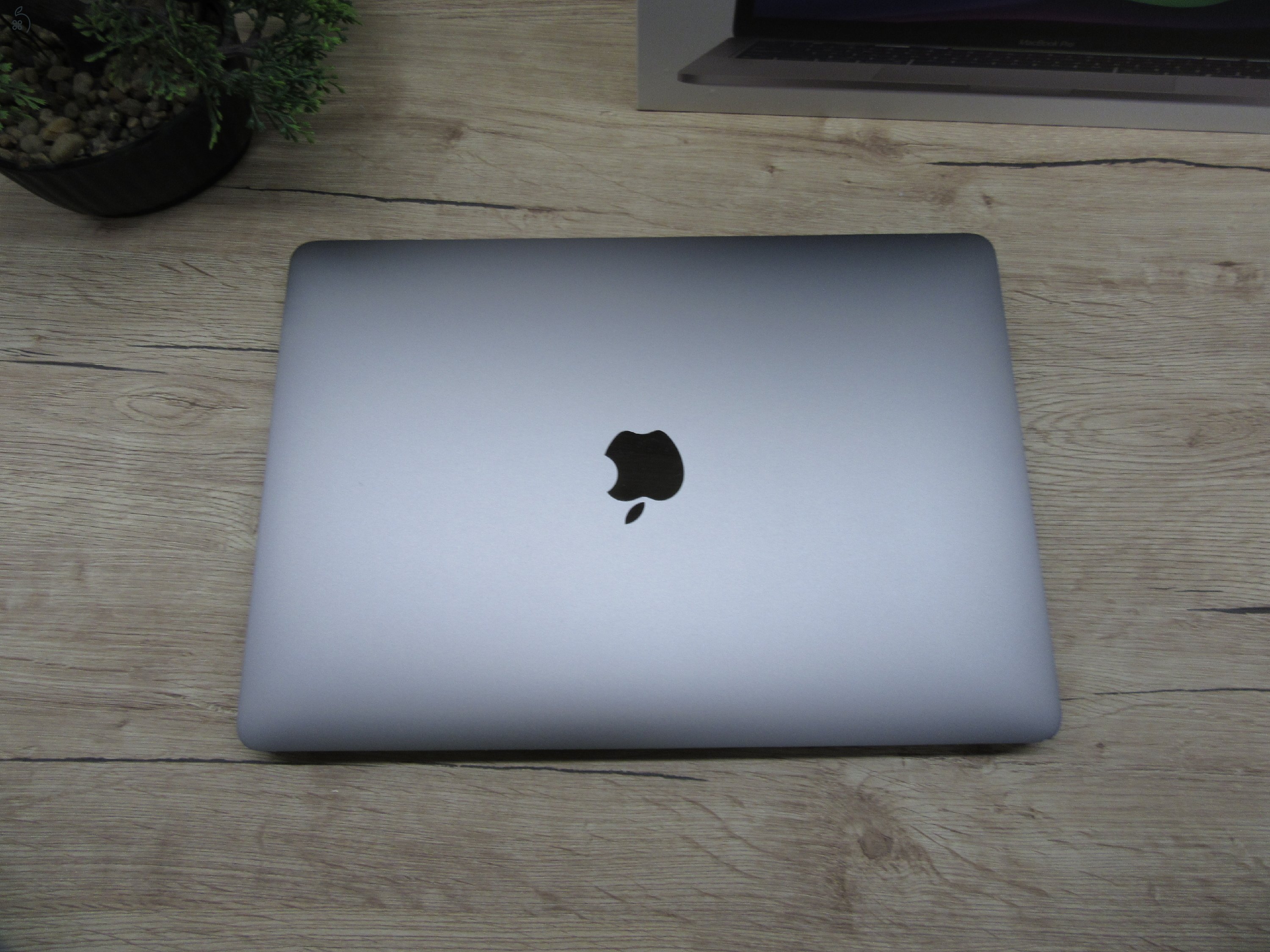 Apple MacBook Pro 13 (2020, M1) – Retina, 17 órás üzemidő, halk erő – 8 GB / 500 GB – Használt, karcmentes – 87% akku (371 ciklus) – 3 hónap garancia