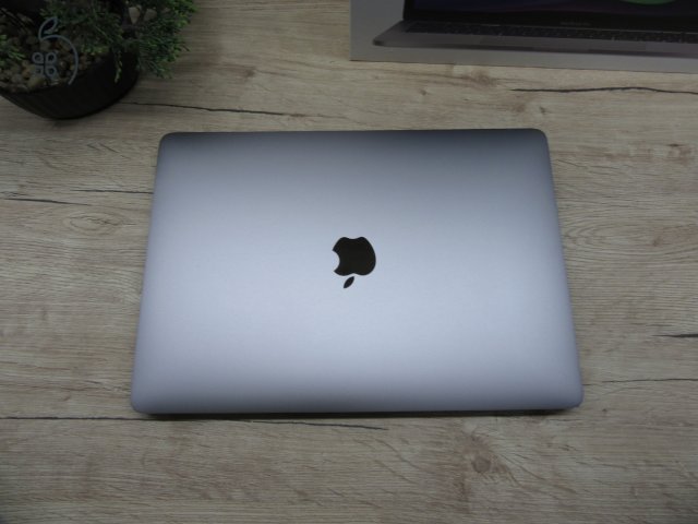 Apple MacBook Pro 13 (2020, M1) – Retina, 17 órás üzemidő, halk erő – 8 GB / 500 GB – Használt, karcmentes – 87% akku (371 ciklus) – 3 hónap garancia
