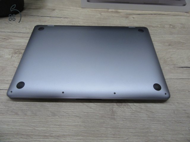 Apple MacBook Pro 13 (2020, M1) – Retina, 17 órás üzemidő, halk erő – 8 GB / 500 GB – Használt, karcmentes – 87% akku (371 ciklus) – 3 hónap garancia
