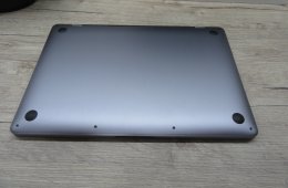 Apple MacBook Pro 13 (2020, M1) – Retina, 17 órás üzemidő, halk erő – 8 GB / 500 GB – Használt, karcmentes – 87% akku (371 ciklus) – 3 hónap garancia