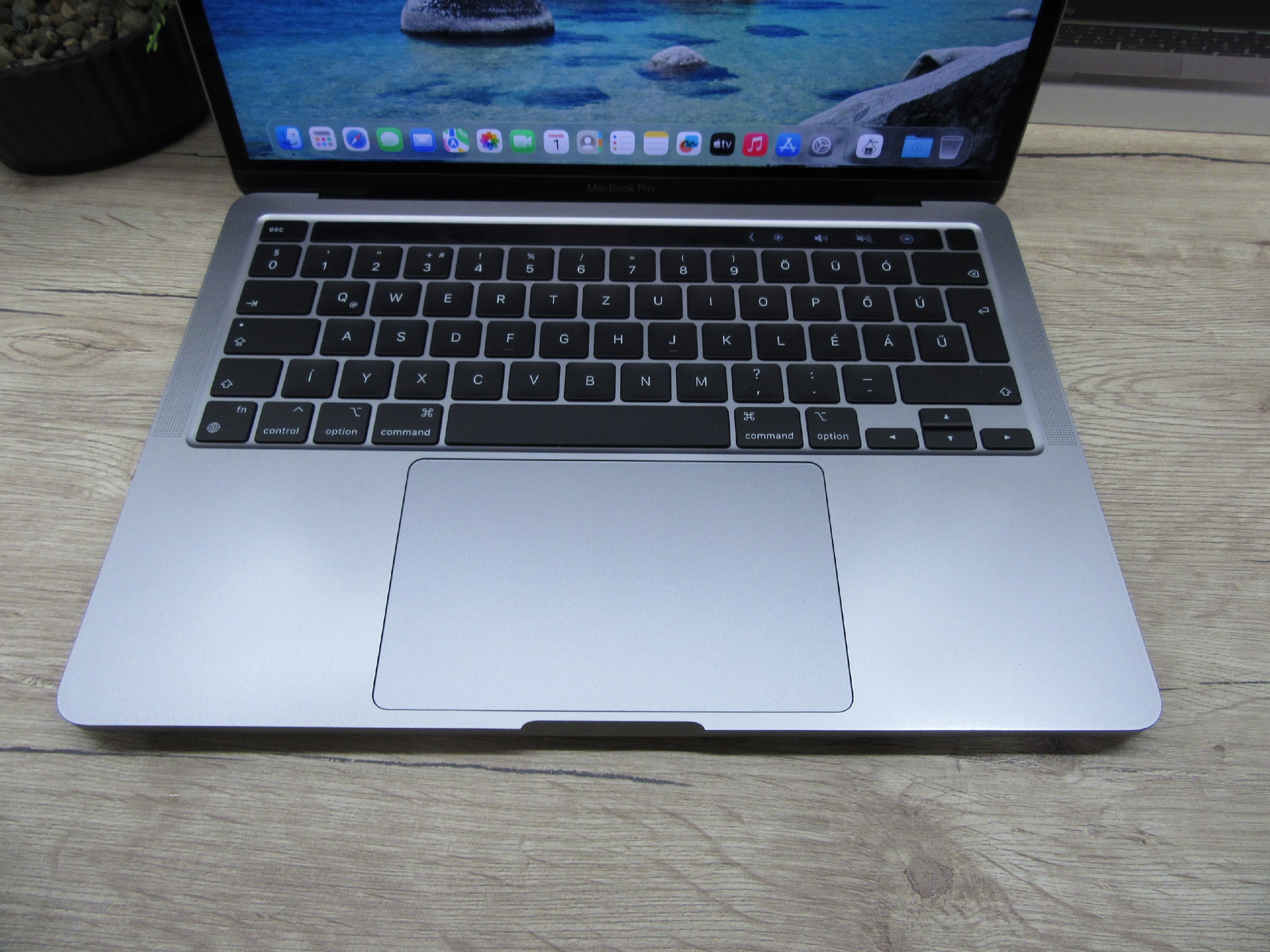 Apple MacBook Pro 13 (2020, M1) – Retina, 17 órás üzemidő, halk erő – 8 GB / 500 GB – Használt, karcmentes – 87% akku (371 ciklus) – 3 hónap garancia