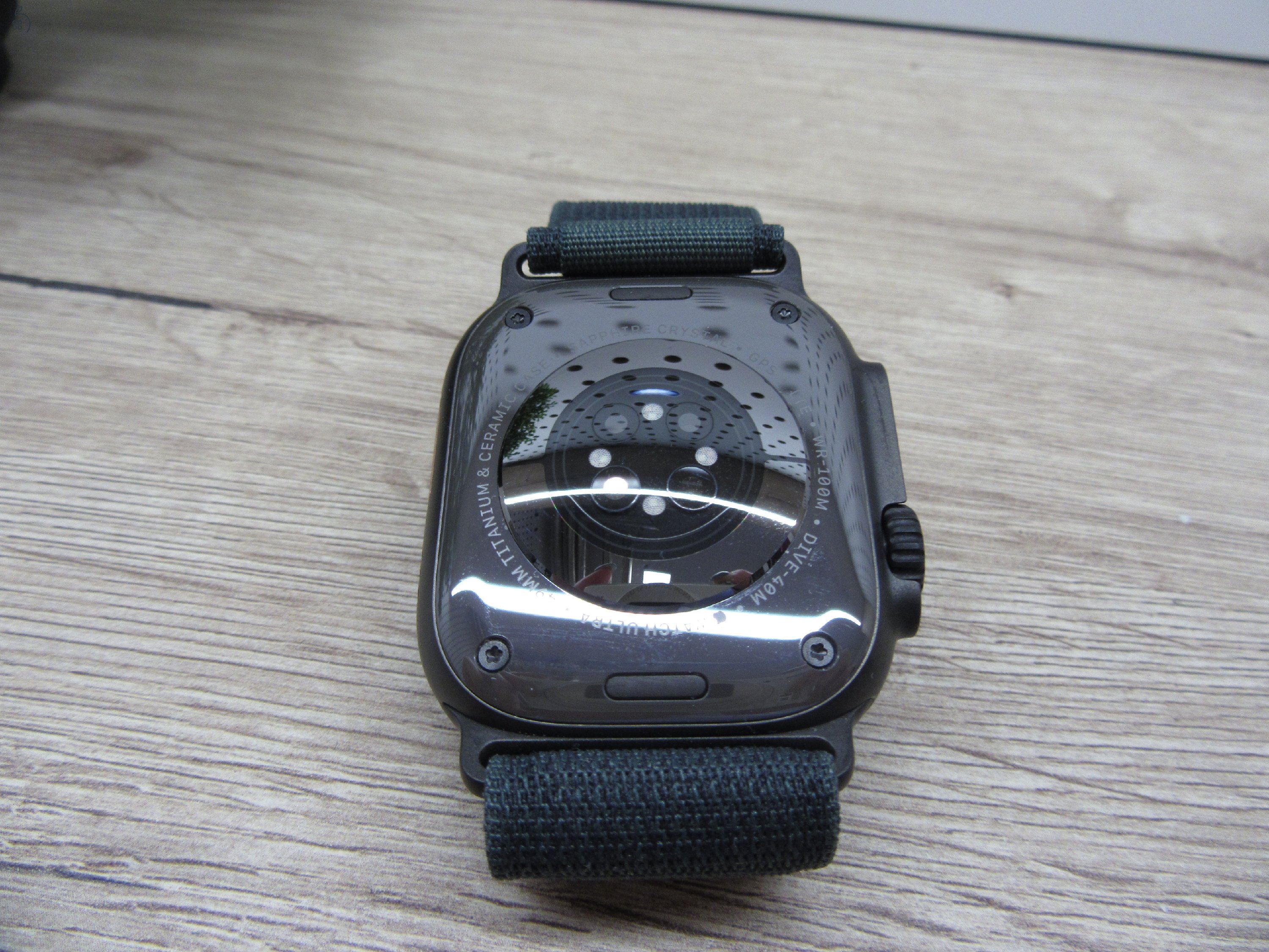 Apple Watch Ultra 2 – 49 mm – Titánium + szafír, 3000 nites kijelző – Használt, szép – 100% akku – Garancia 2025. 11. 21-ig